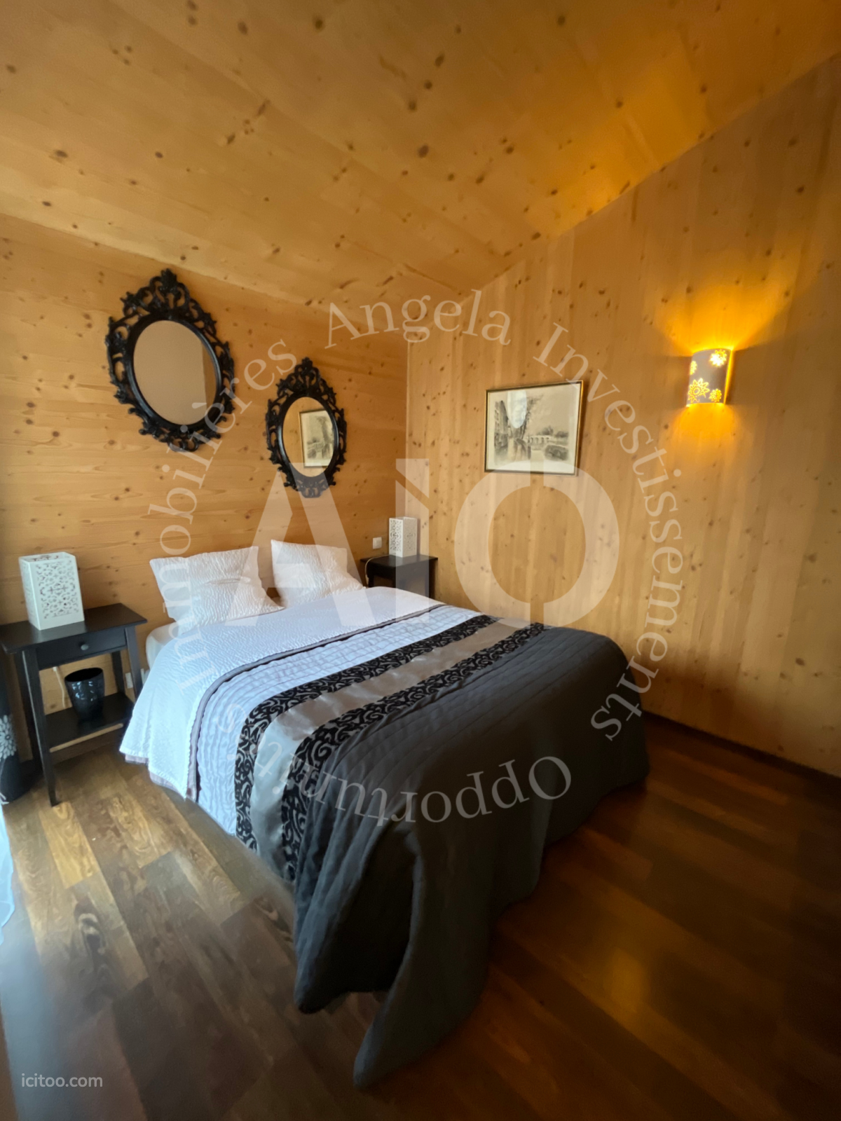 Maison à vendre à Neyron : chambre avec lit double et miroirs décoratifs muraux