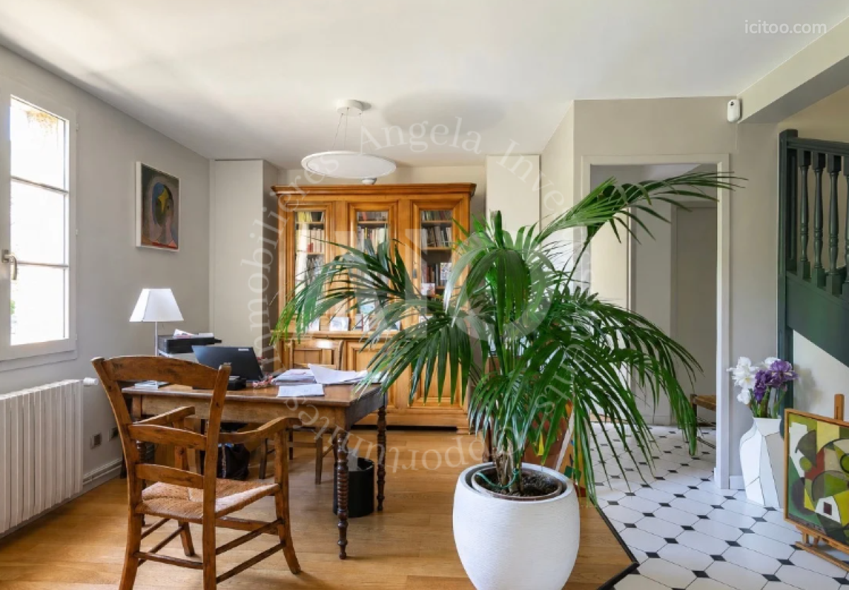 Villa à vendre à Couzon-au-Mont-d'Or : bureau avec table en bois et grande bibliothèque ancienne