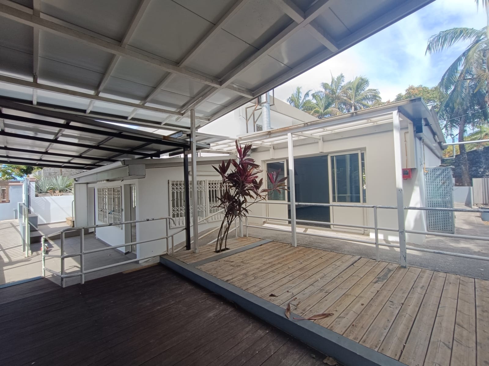 ENSEMBLE IMMOBILIER / ROUTE PASSANTE MANAPANY — photo 4