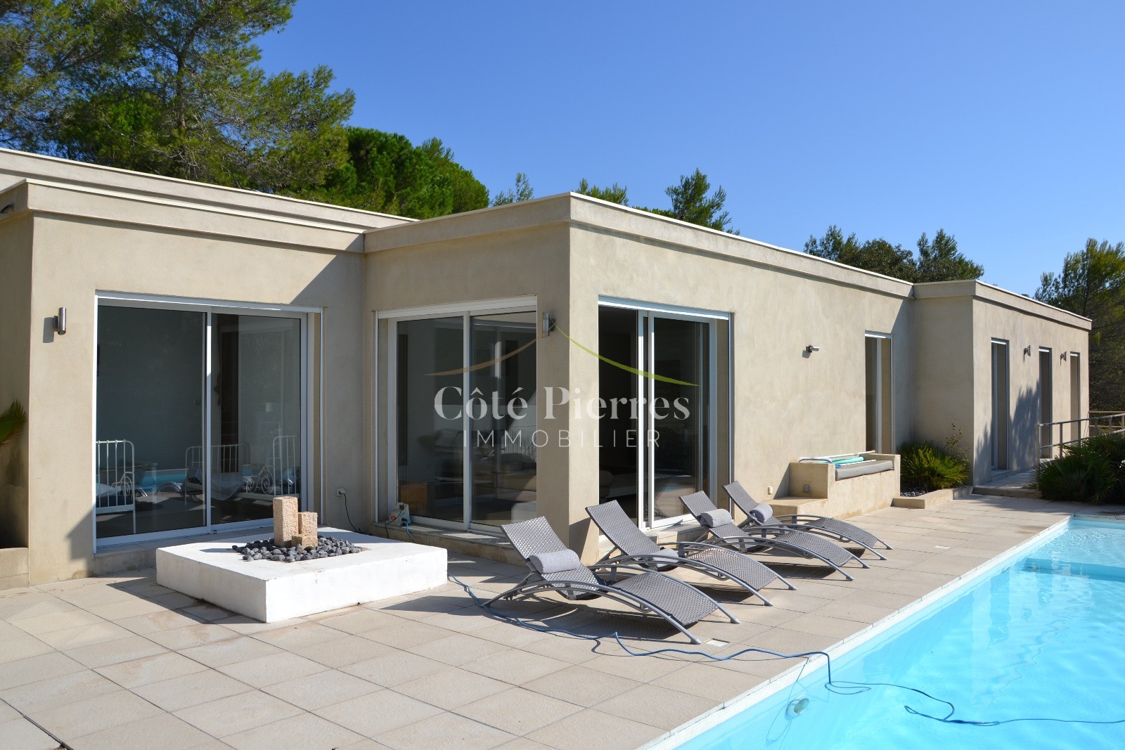 Villa à vendre à Nimes, 200 m², 6 pièces – photo 1 sur 5
