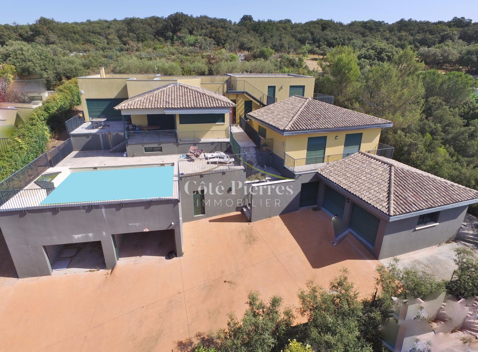Villa à vendre à Nimes, 300 m², 7 pièces – photo 1 sur 5