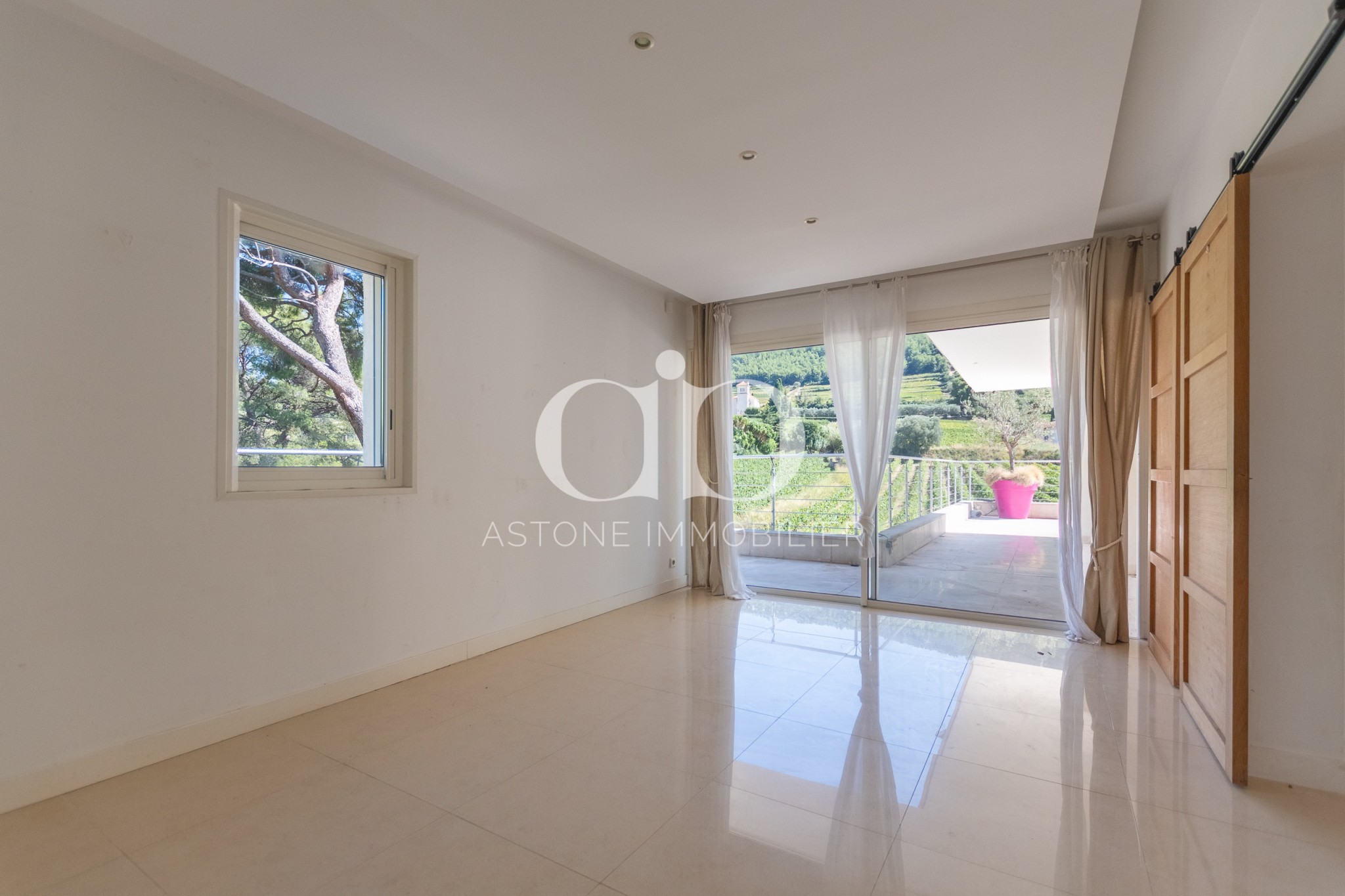CASSIS / MAISON CONTEMPORAINE AU MILIEU DES VIGNES — photo 10