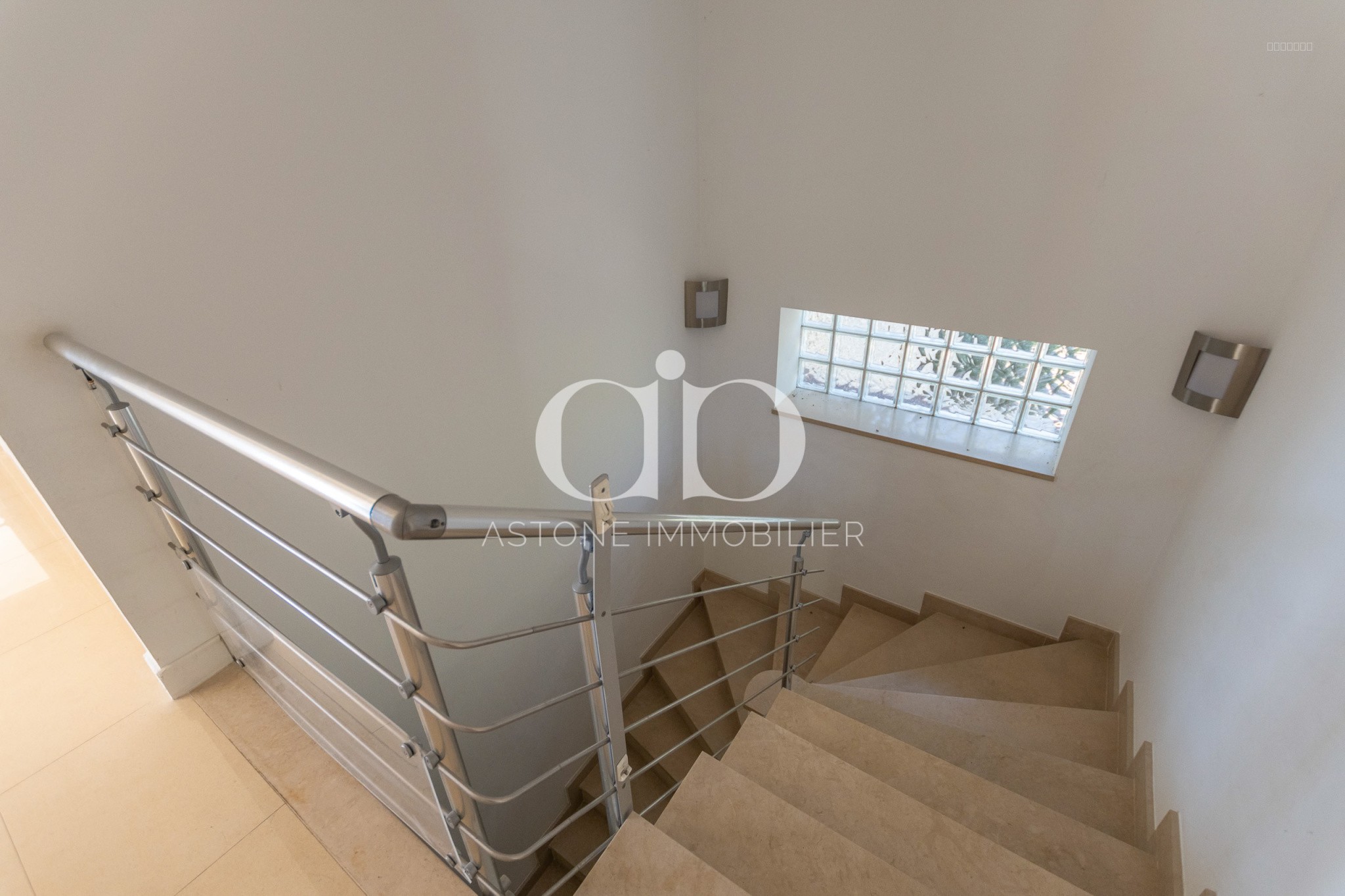 CASSIS / MAISON CONTEMPORAINE AU MILIEU DES VIGNES — photo 13