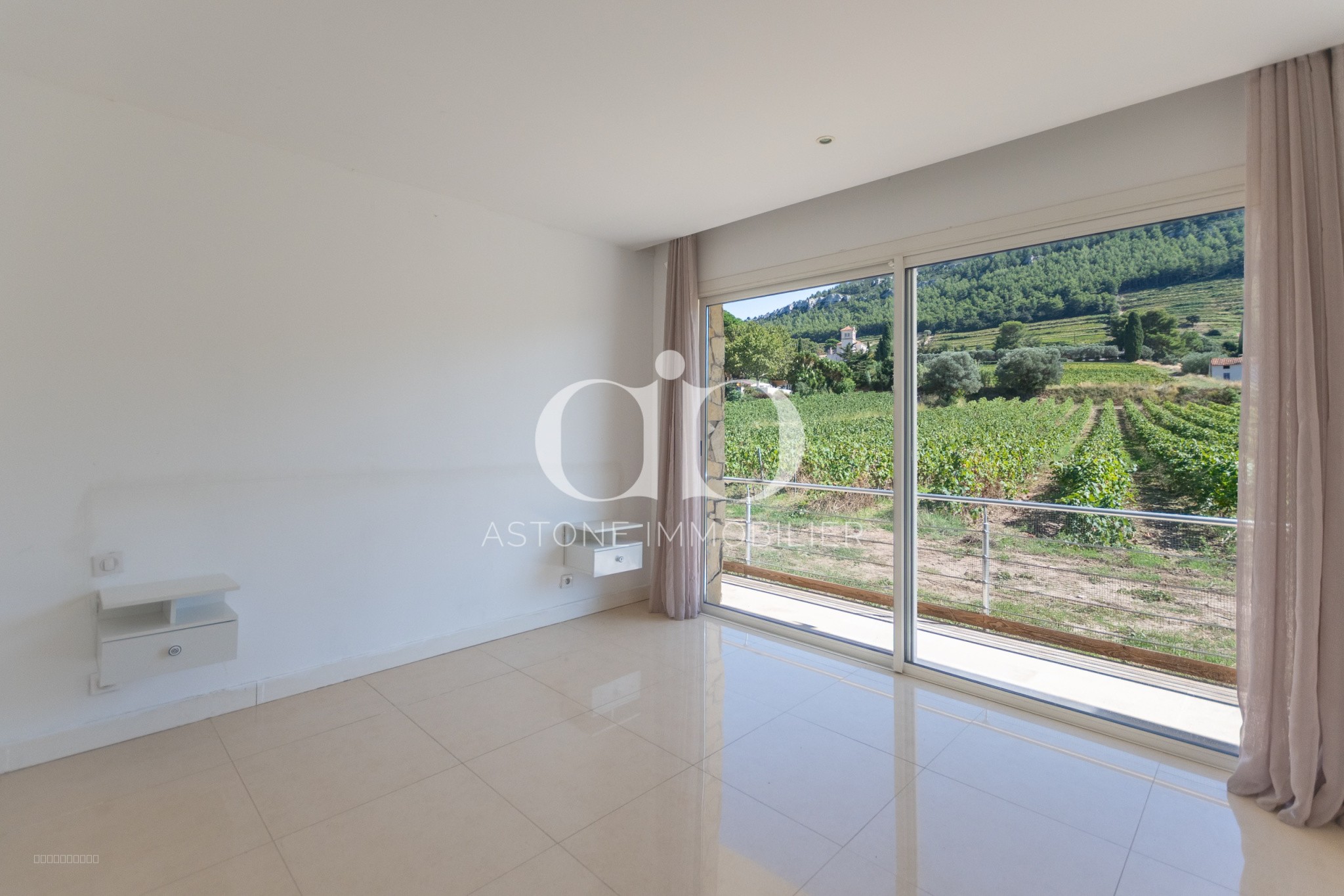 CASSIS / MAISON CONTEMPORAINE AU MILIEU DES VIGNES — photo 16
