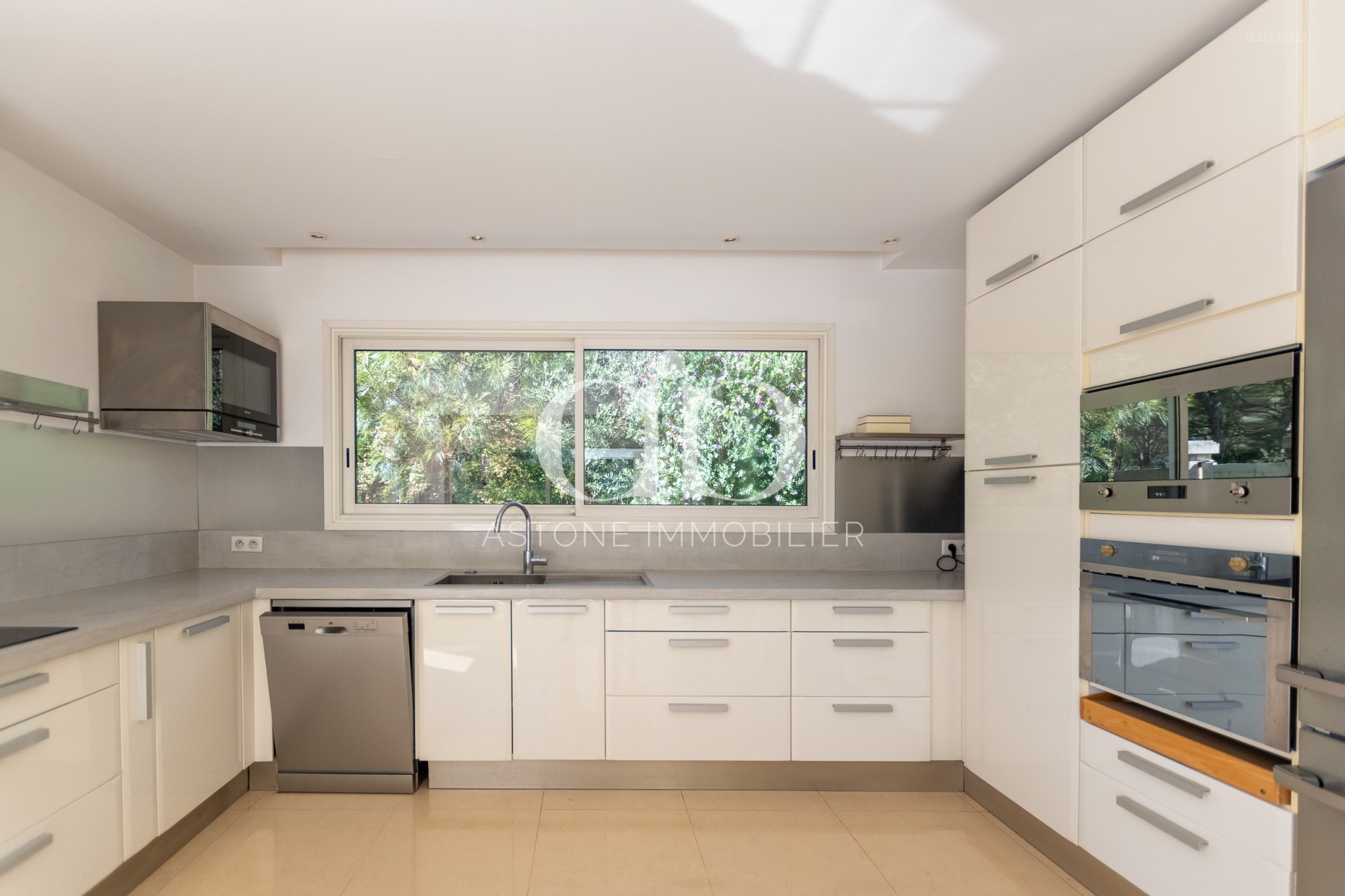 CASSIS / MAISON CONTEMPORAINE AU MILIEU DES VIGNES — photo 9