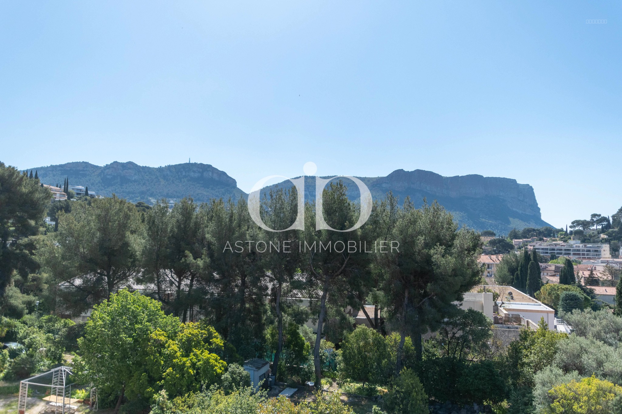 CASSIS - GRANDE TERRASSE EN PLEIN CENTRE — photo 7