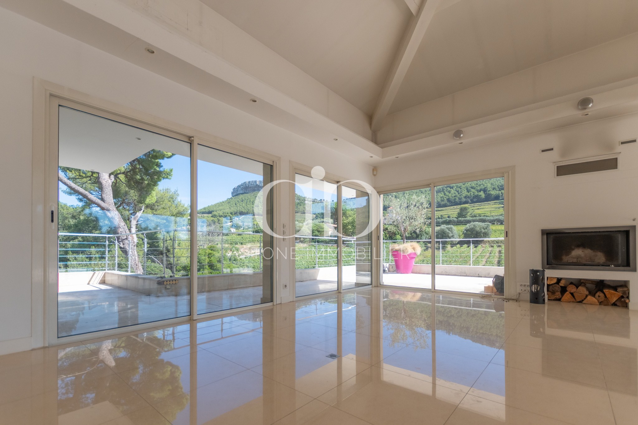 CASSIS / MAISON CONTEMPORAINE AU MILIEU DES VIGNES — photo 4