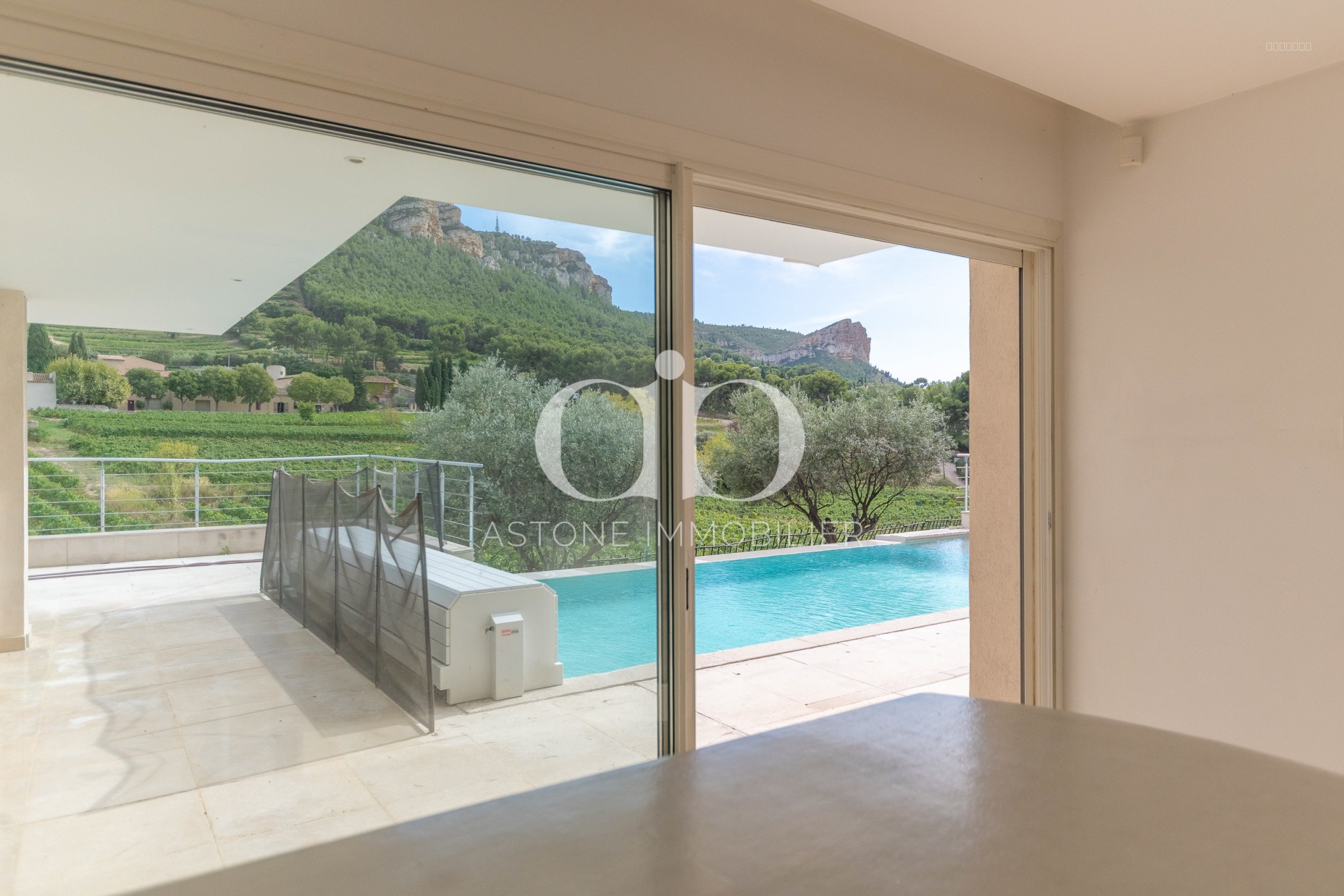 CASSIS / MAISON CONTEMPORAINE AU MILIEU DES VIGNES — photo 3