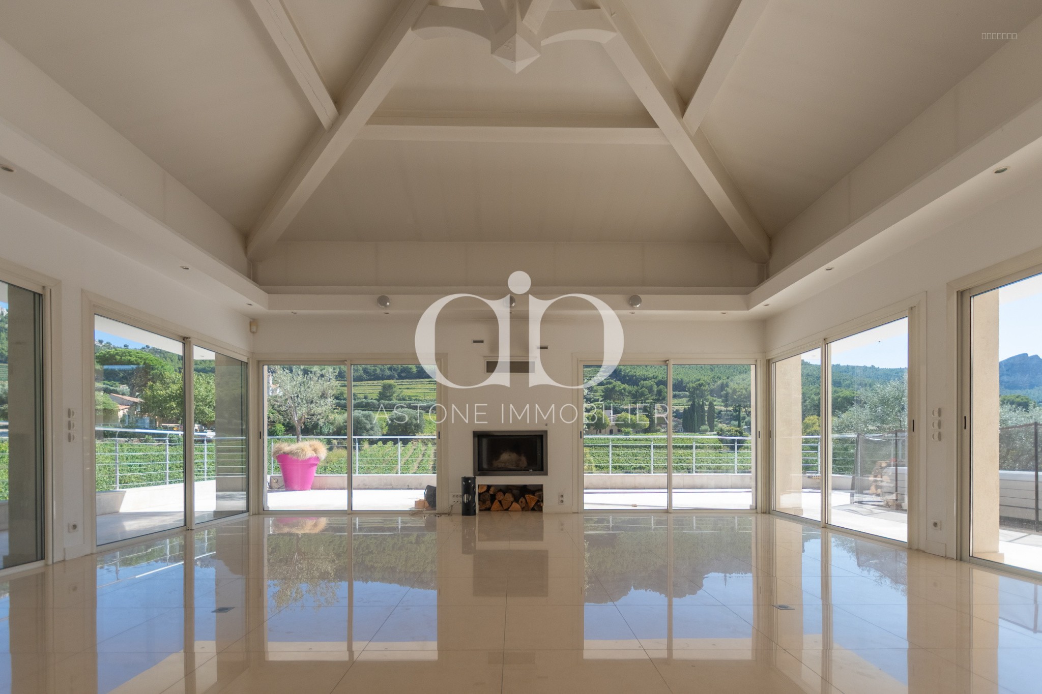 CASSIS / MAISON CONTEMPORAINE AU MILIEU DES VIGNES — photo 5