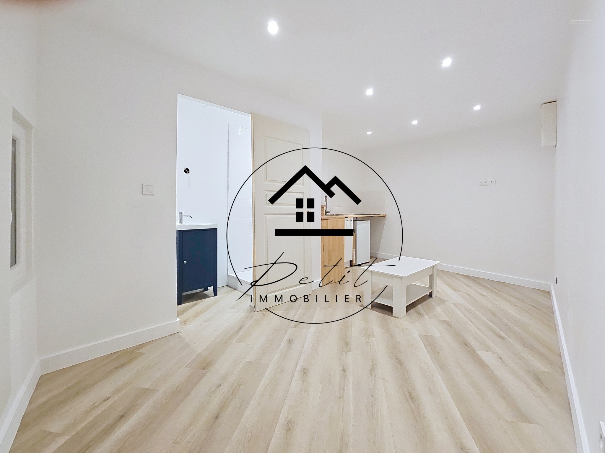 Appartement à vendre à Clermont, 250 m², 3 pièces – photo 1 sur 9