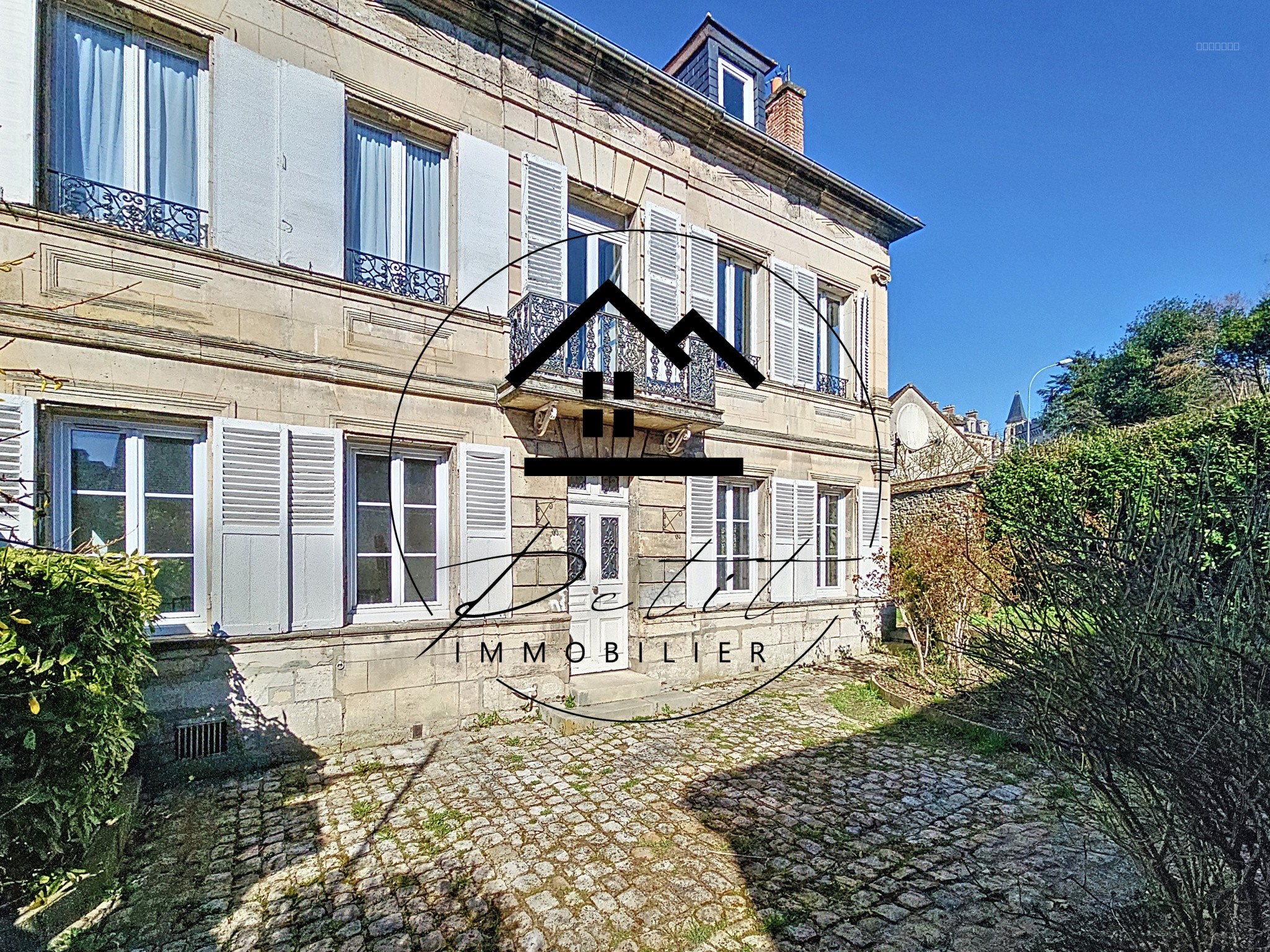 Bien immobilier à vendre à Clermont, 234 m², 8 pièces – photo 1 sur 20