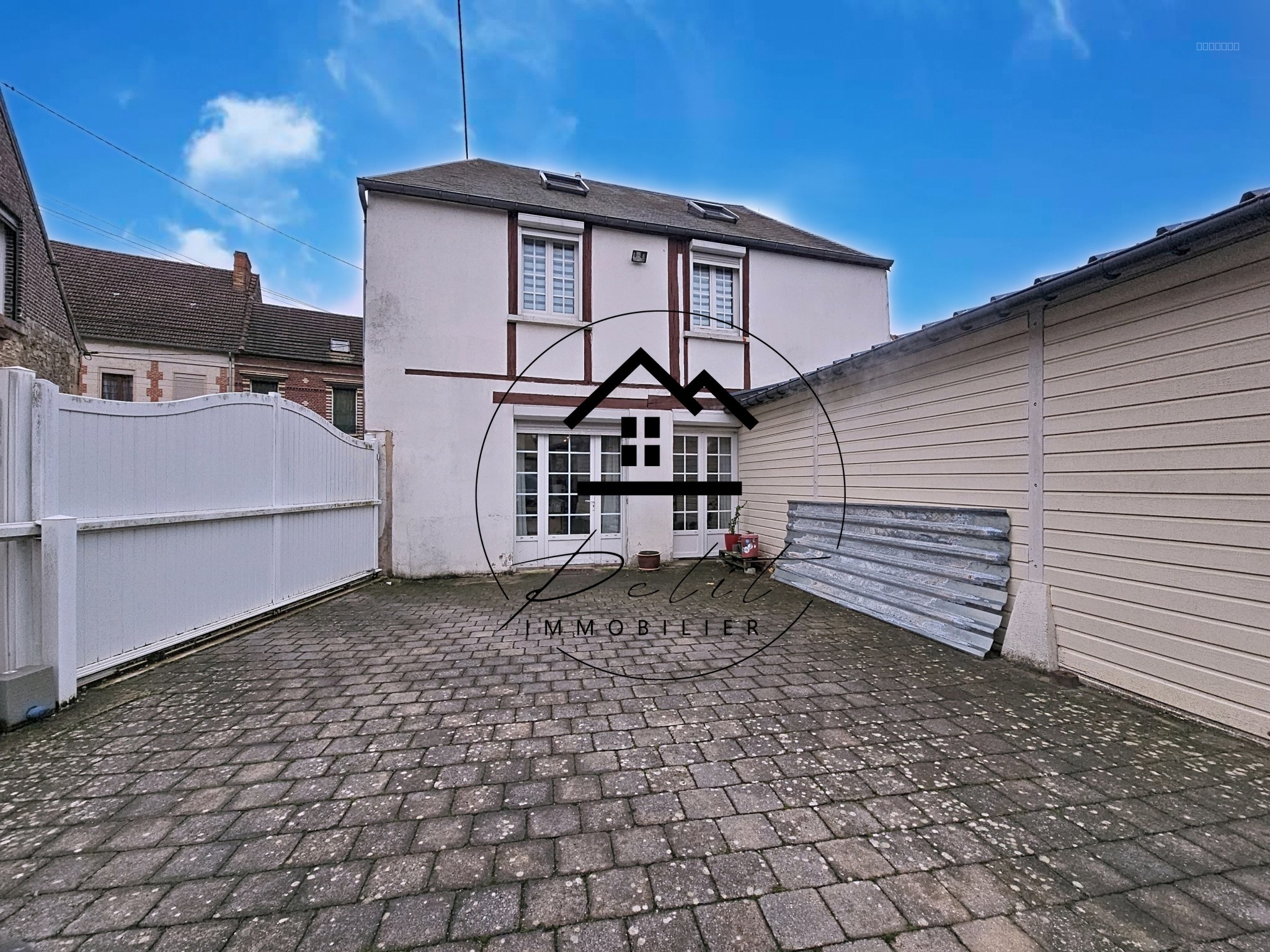 Maison à vendre à Fitz james, 485 m², 8 pièces – photo 1 sur 18