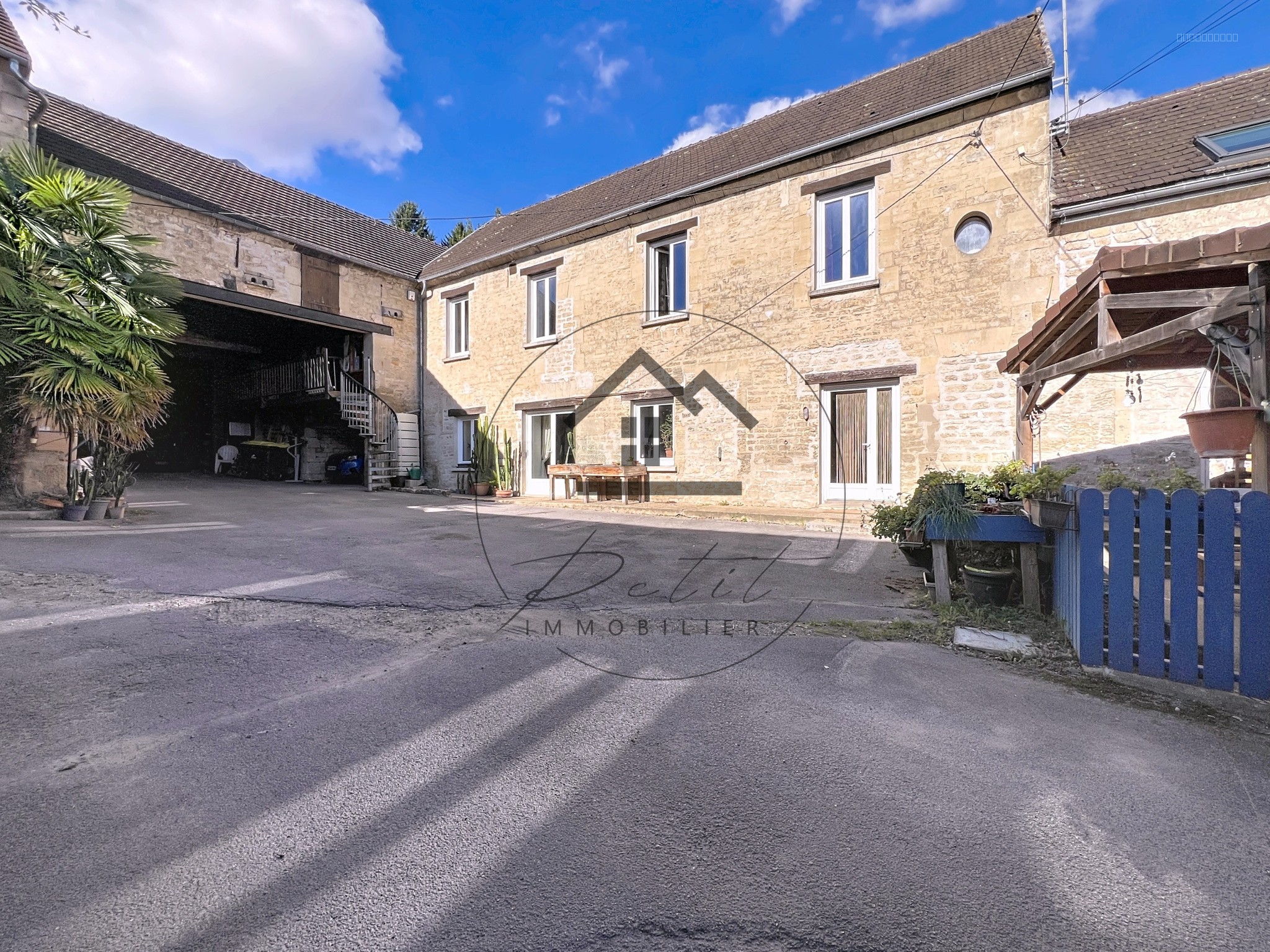 Bien immobilier à vendre à Cires les mello, 1 400 m², 10 pièces – photo 1 sur 16