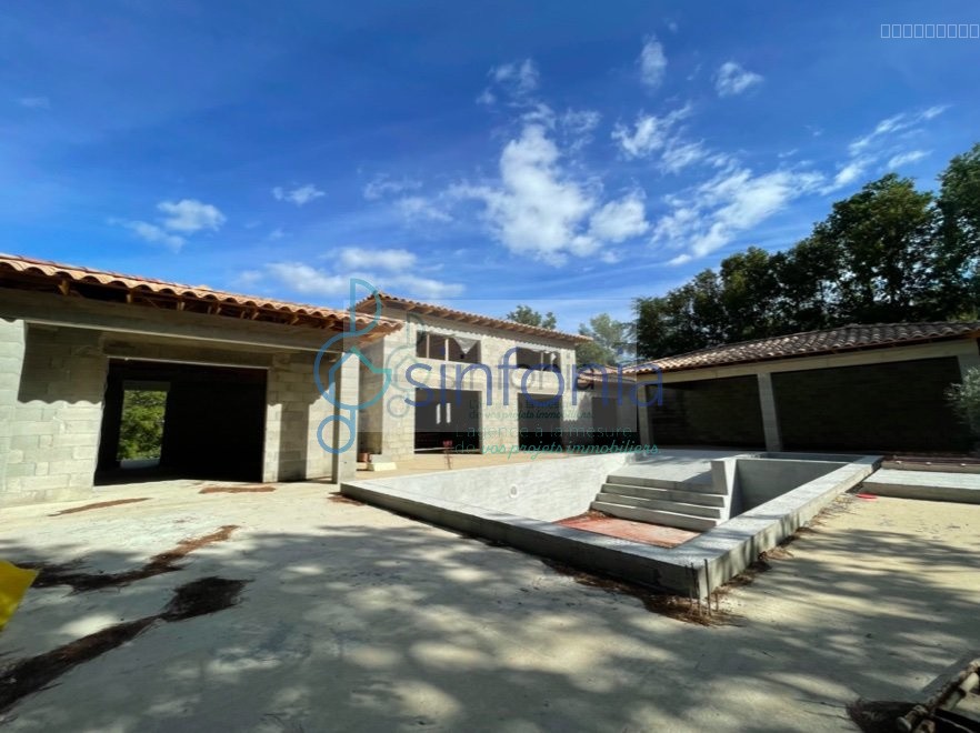 Villa à vendre à Ste anastasie, 269 m², 10 pièces – photo 1 sur 17