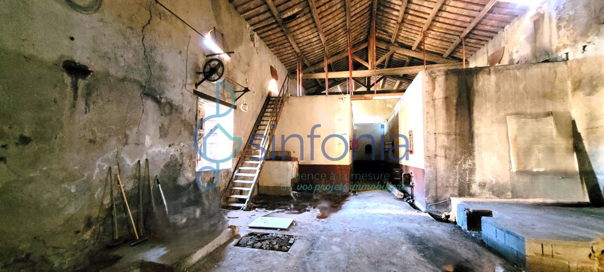 Bien immobilier à vendre à Sanilhac sagries, 240 m², 1 pièce – photo 1 sur 14