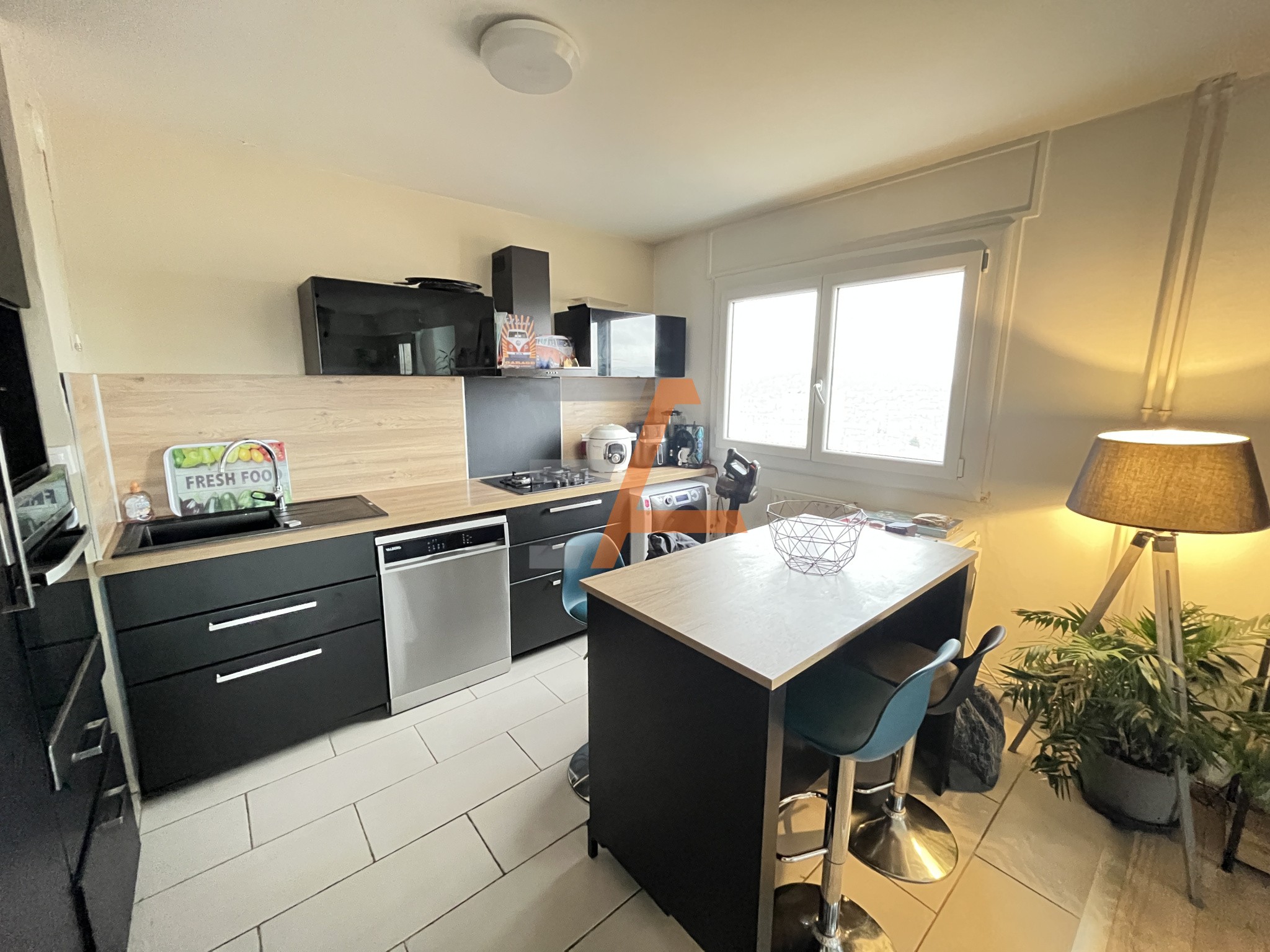 T3 avec balcon ascenseur garage et place de parking couverte — photo 1