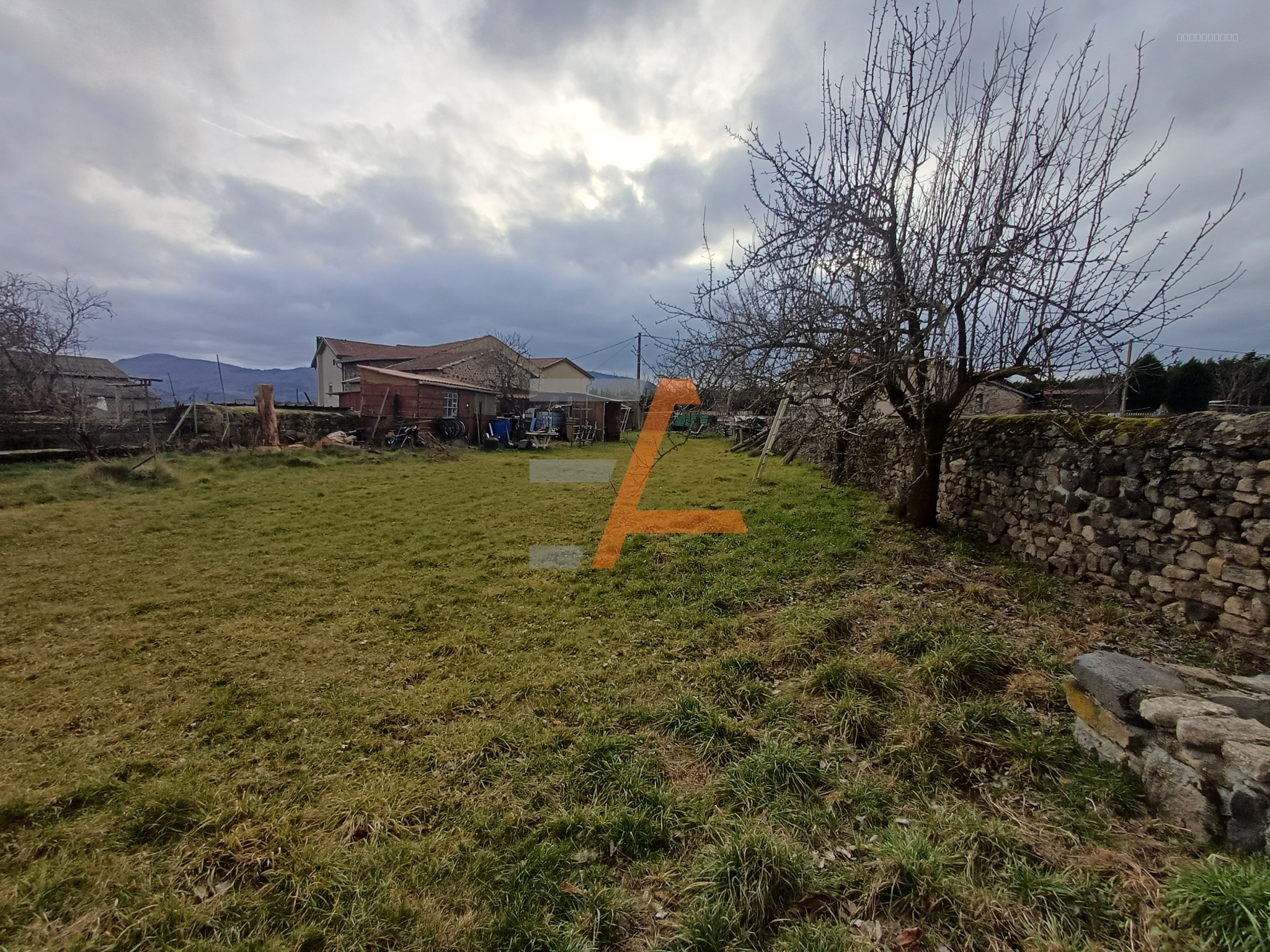 Bien immobilier à vendre à Retournac, 672 m² – photo 1 sur 8