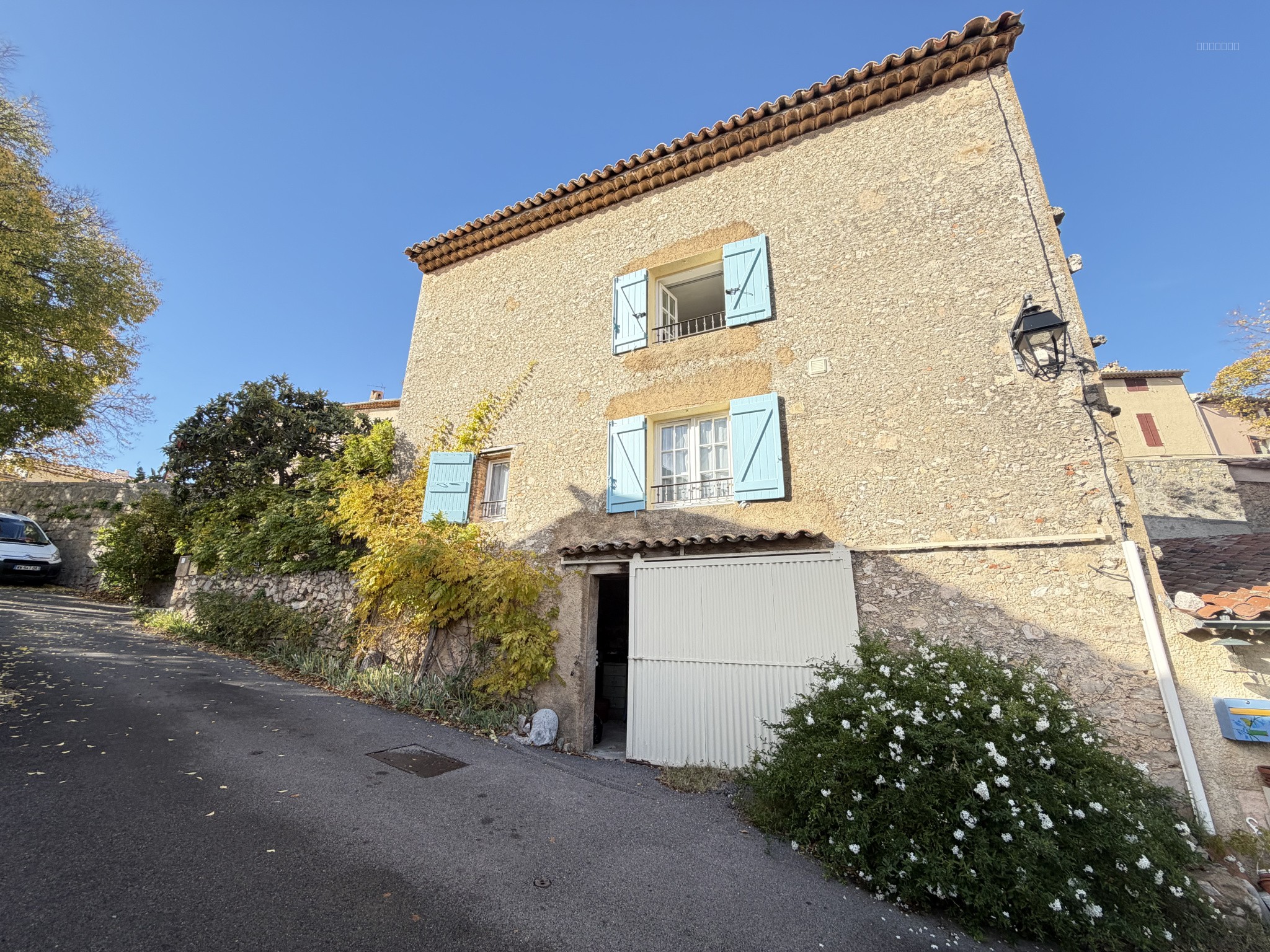 Villa à vendre à Regusse, 1 286 m², 5 pièces – photo 1 sur 19