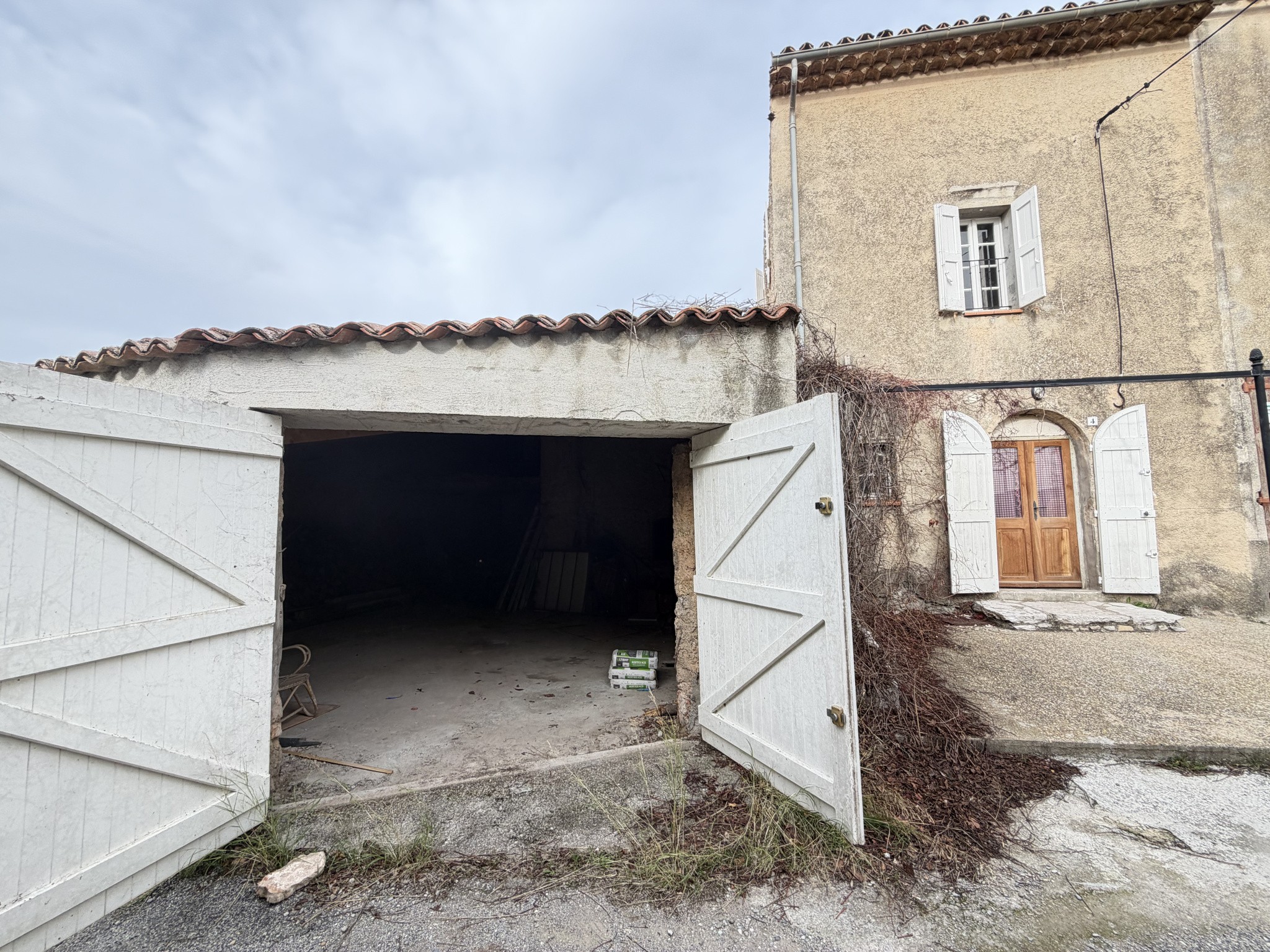 Garage à vendre à Regusse, 250 m², 1 pièce – photo 1 sur 2
