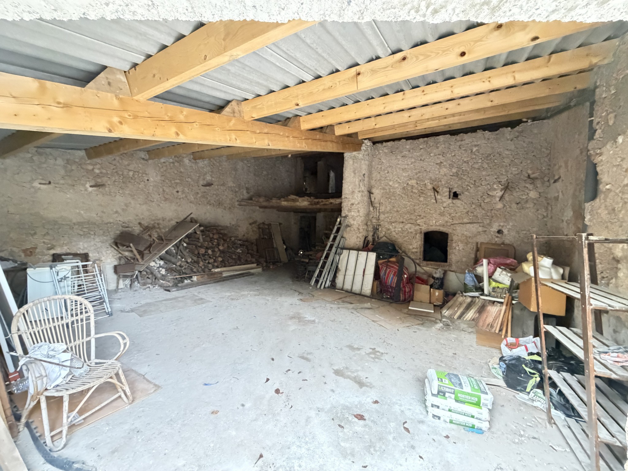 Garage à vendre à Regusse, 250 m², 1 pièce – photo 2 sur 2