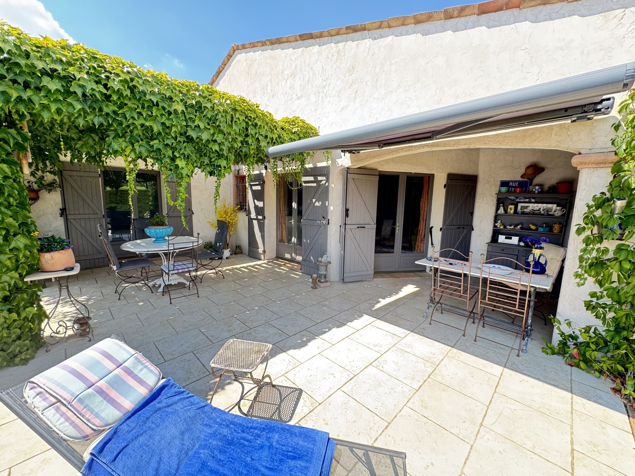Villa à vendre à Regusse, 129,6 m², 5 pièces – photo 1 sur 20