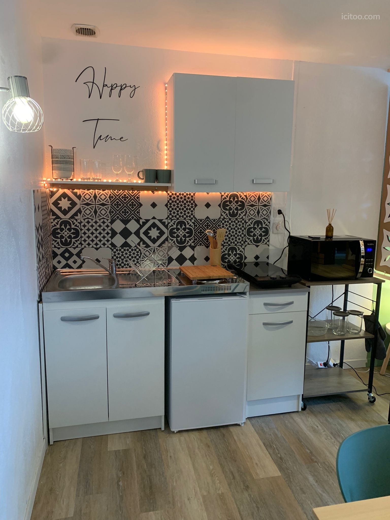 Appartement à louer à Vierzon : cuisine avec crédence à motifs et petit électroménager