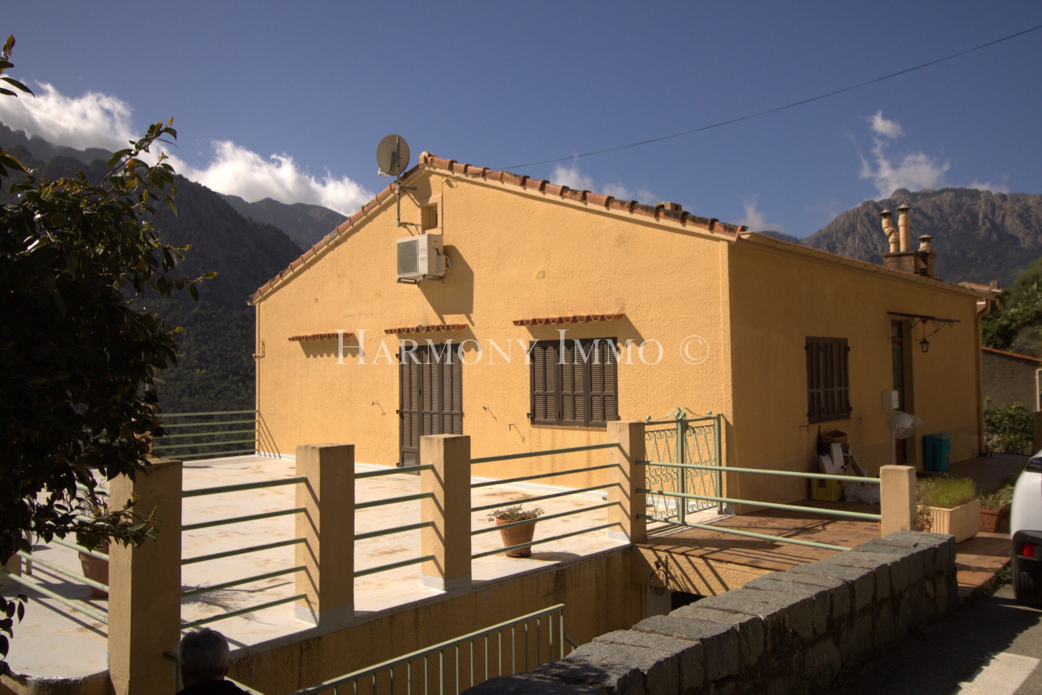 Immeuble à vendre à Ota, 400 m², 12 pièces – photo 2 sur 13