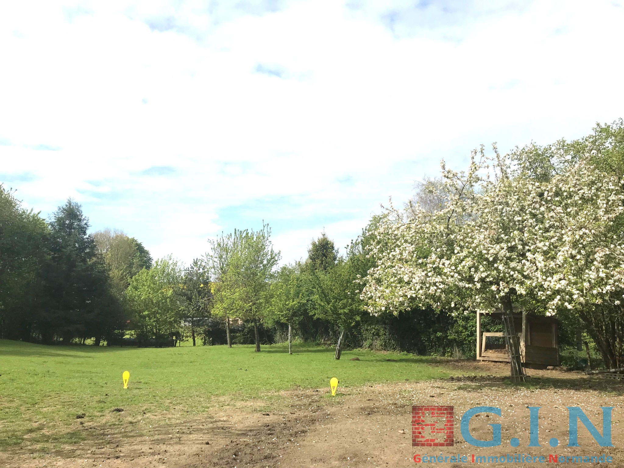 Bien immobilier à vendre à Le bocasse, 1 387 m² – photo 2 sur 3