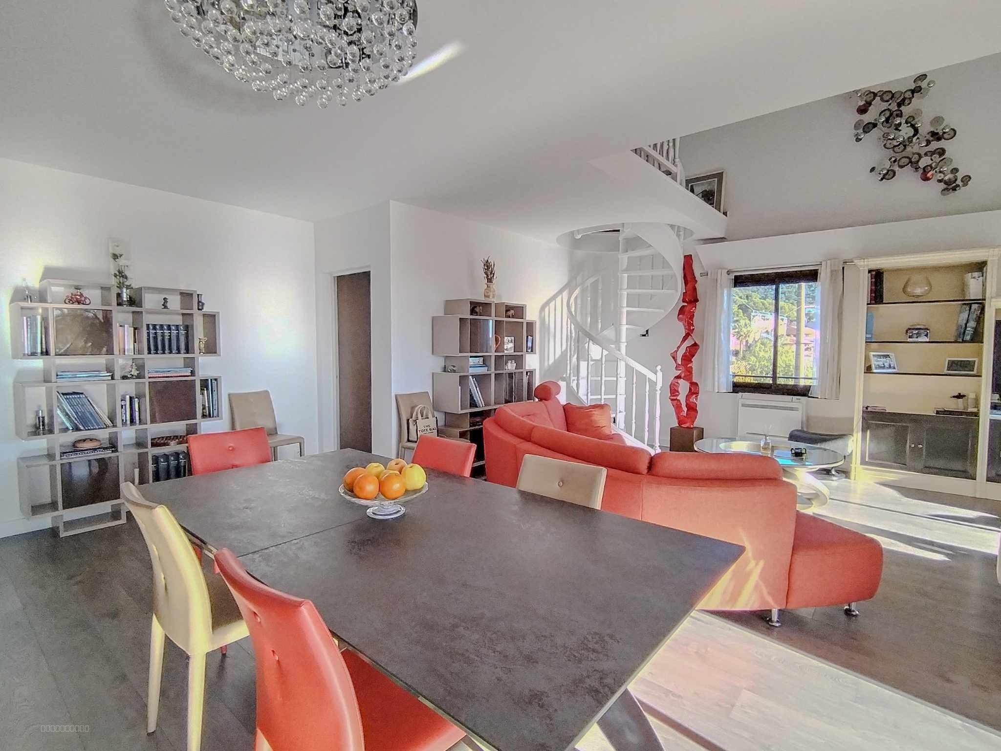 Appartement à vendre à Carqueiranne, 1 238 m², 5 pièces – photo 2 sur 8
