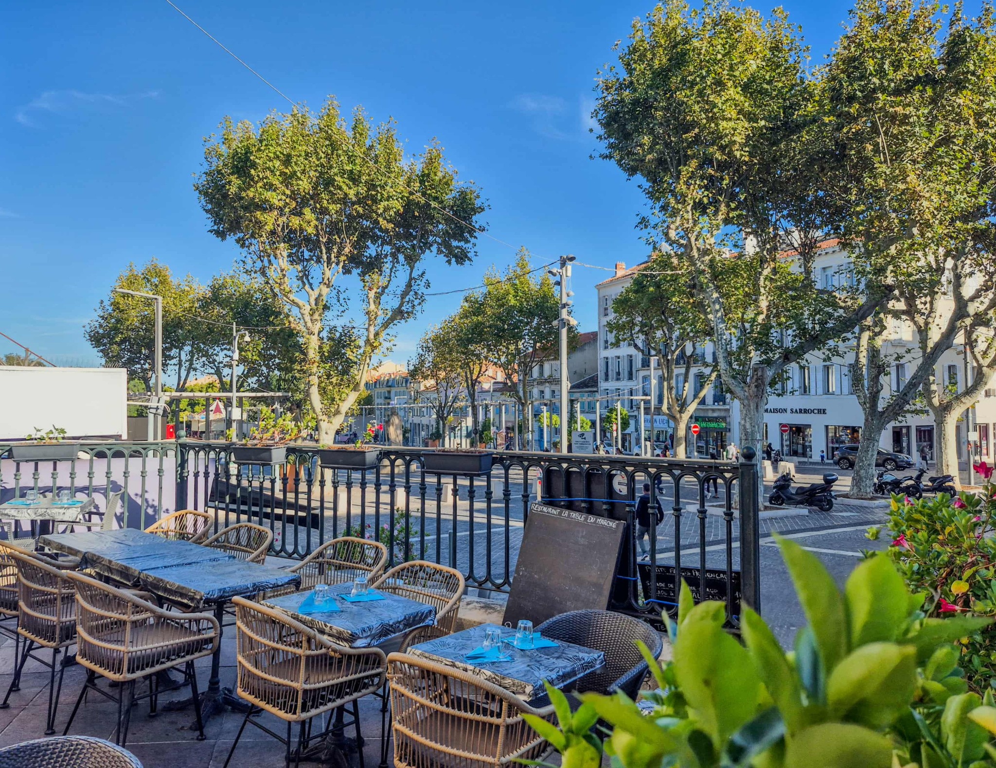 Local commercial artistique cœur historique de Hyères 80m2 — photo 2