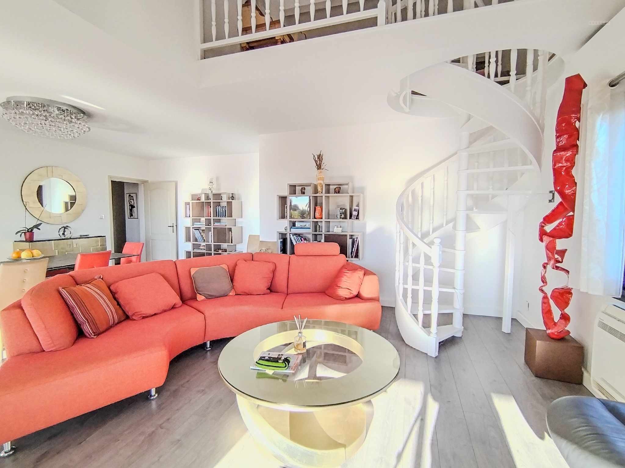 Appartement à vendre à Carqueiranne, 1 238 m², 5 pièces – photo 1 sur 8