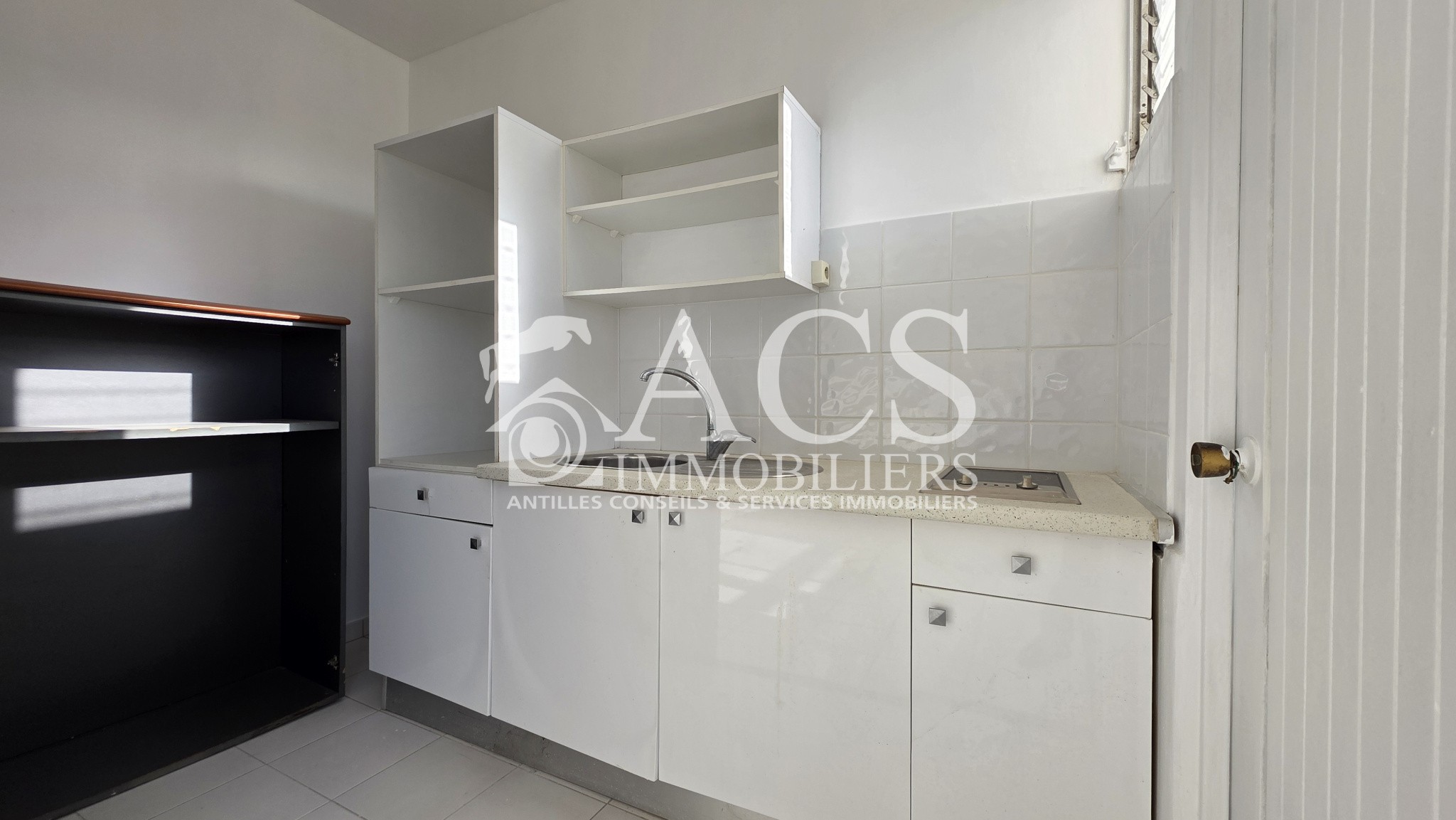 Appartement à vendre à Fort de france, 377 m², 2 pièces – photo 2 sur 4