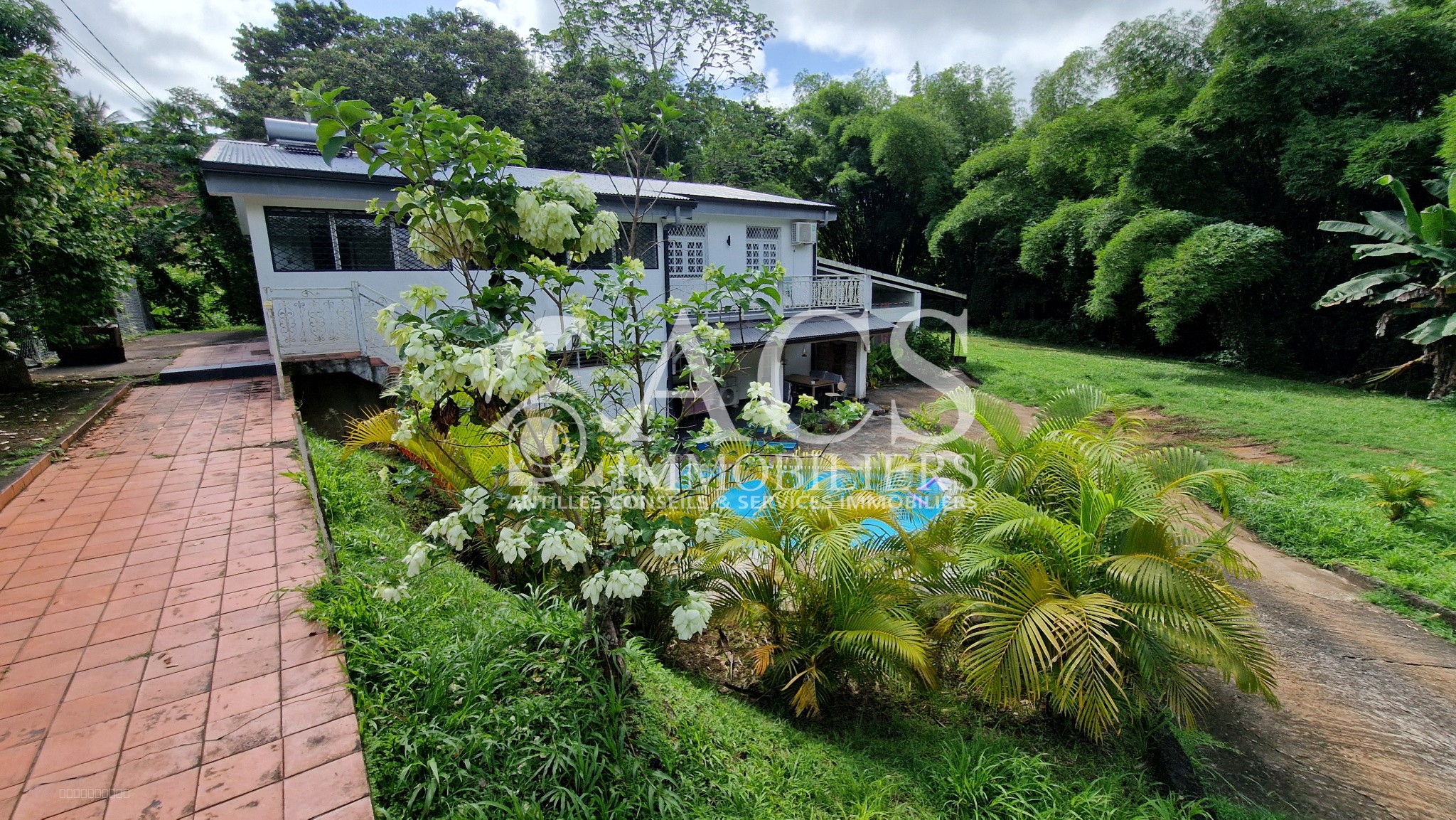 Maison à vendre à Fort de france, 476 m², 11 pièces – photo 2 sur 5