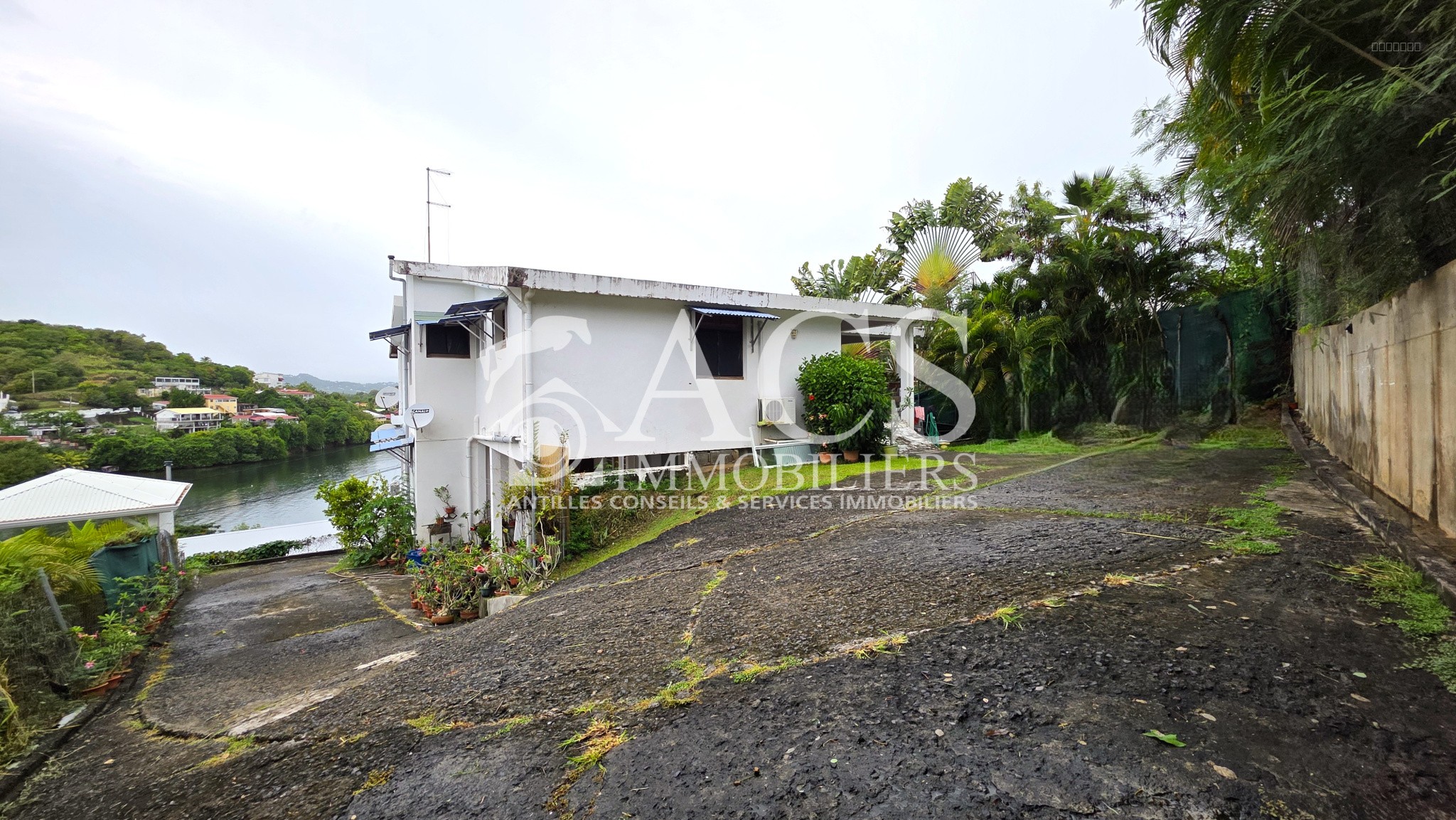 À vendre : Maison sur trois niveaux avec vue mer, divisée en trois appartements au ROBERT — photo 3