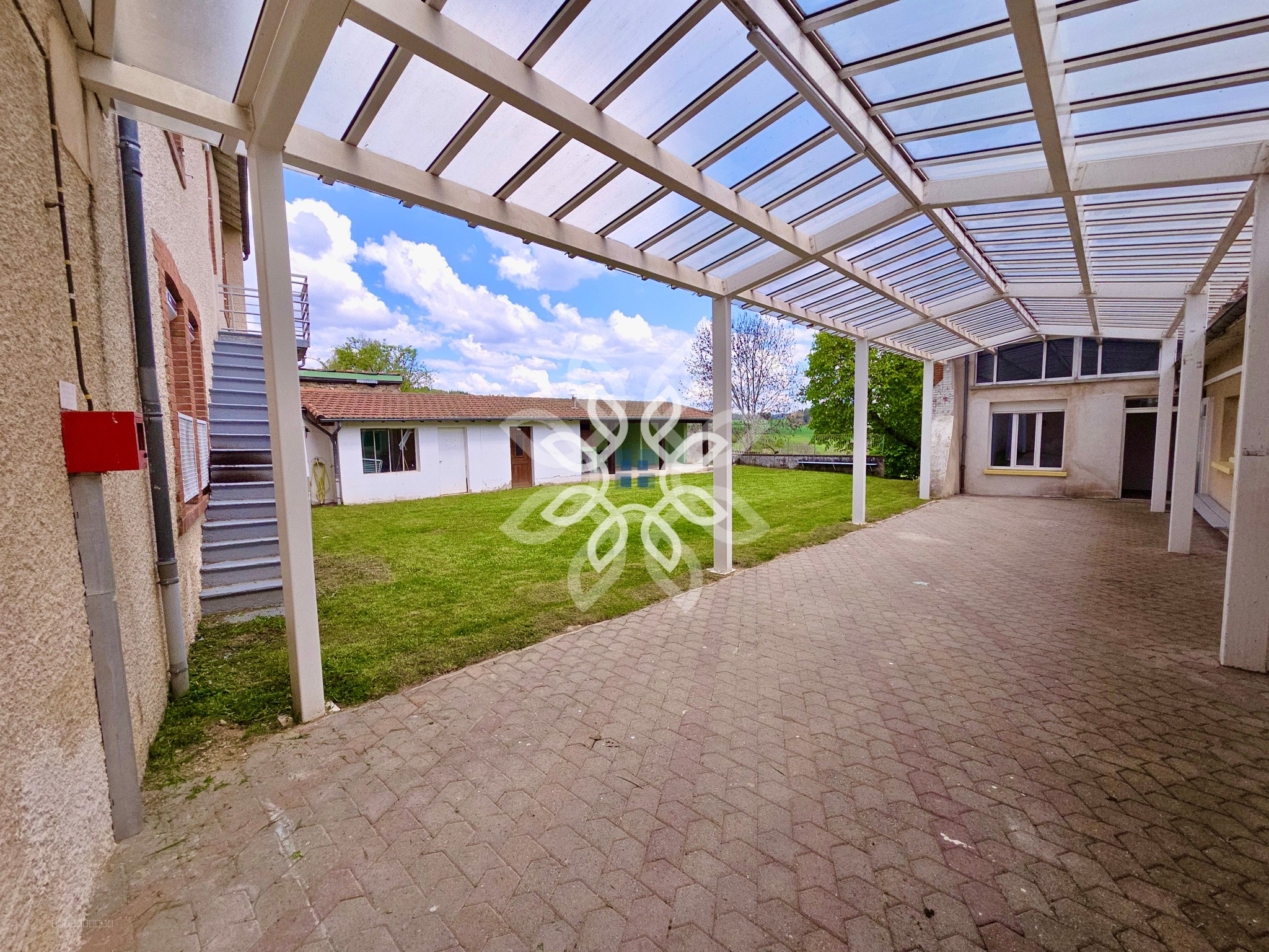 Bien immobilier à vendre à Champagnac le vieux, 500 m², 30 pièces – photo 2 sur 20
