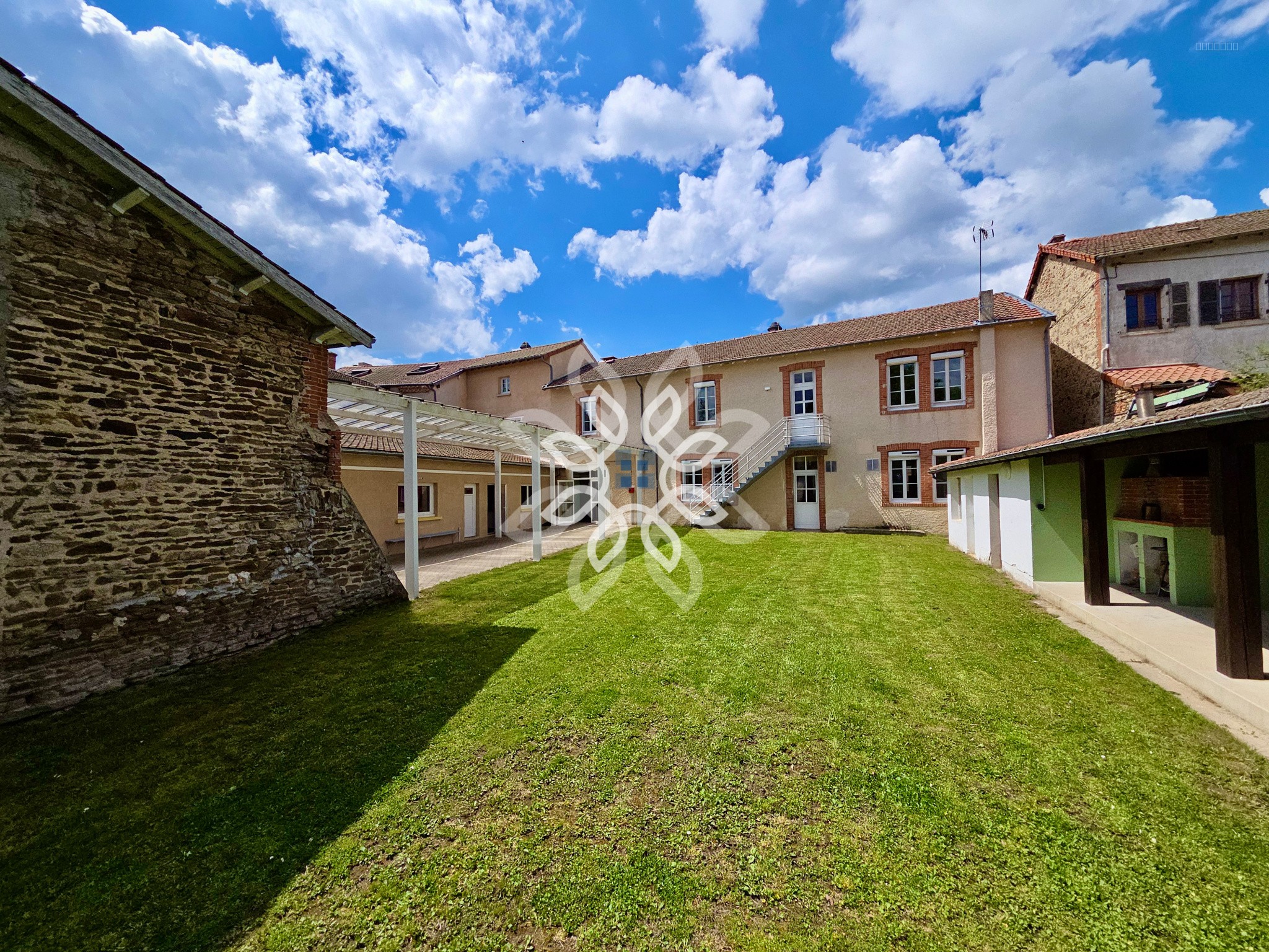 Bien immobilier à vendre à Champagnac le vieux, 500 m², 30 pièces – photo 1 sur 20