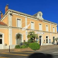 T2 Quartier très commerçant - PROCHE GARE SNCF HYERES - 57 m2 - PARKING PRIVATIF ET BALCON — photo 11