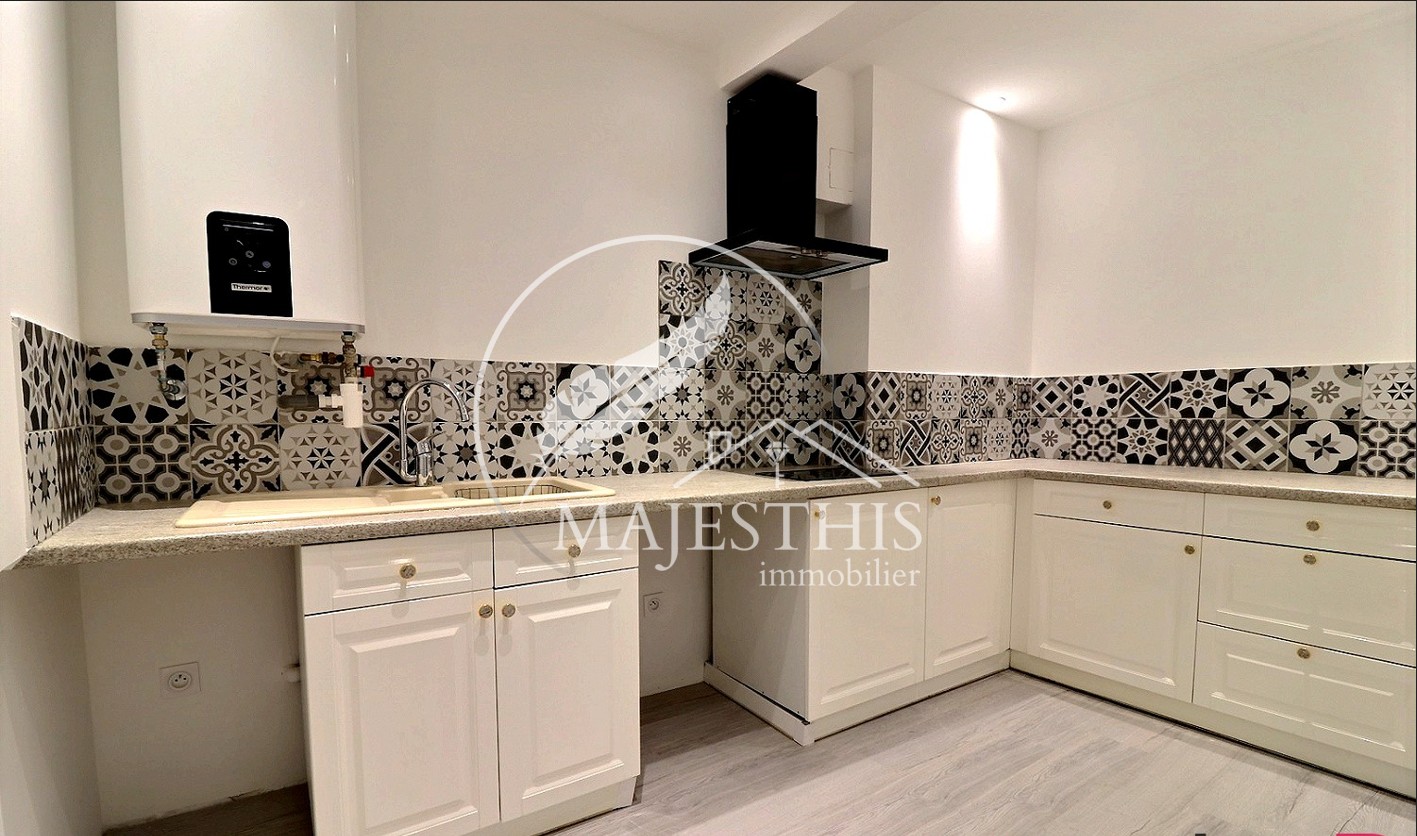 Immeuble à vendre à Hyeres, 200 m² – photo 1 sur 6