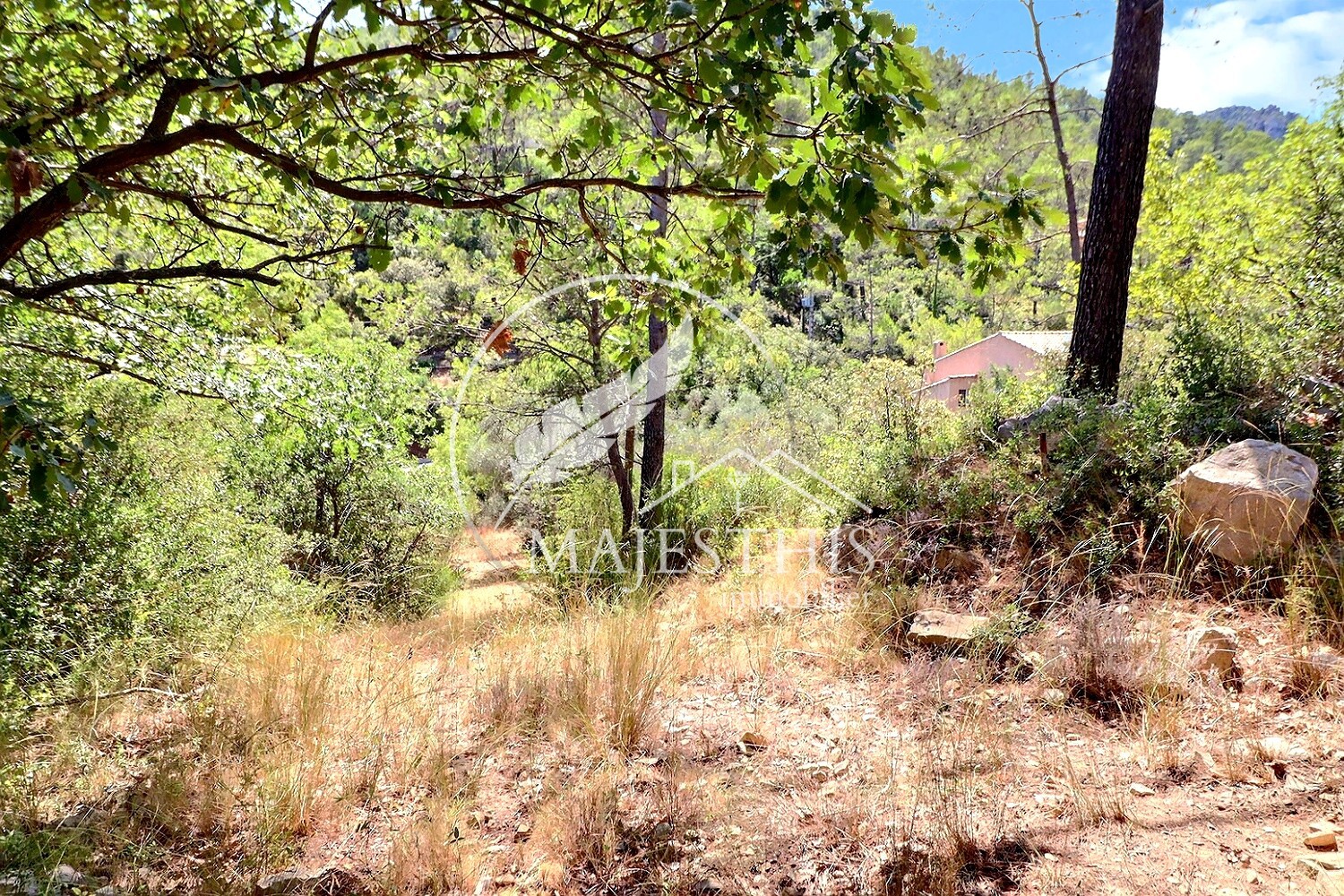 Bien immobilier à vendre à Belgentier, 2 551 m² – photo 2 sur 7