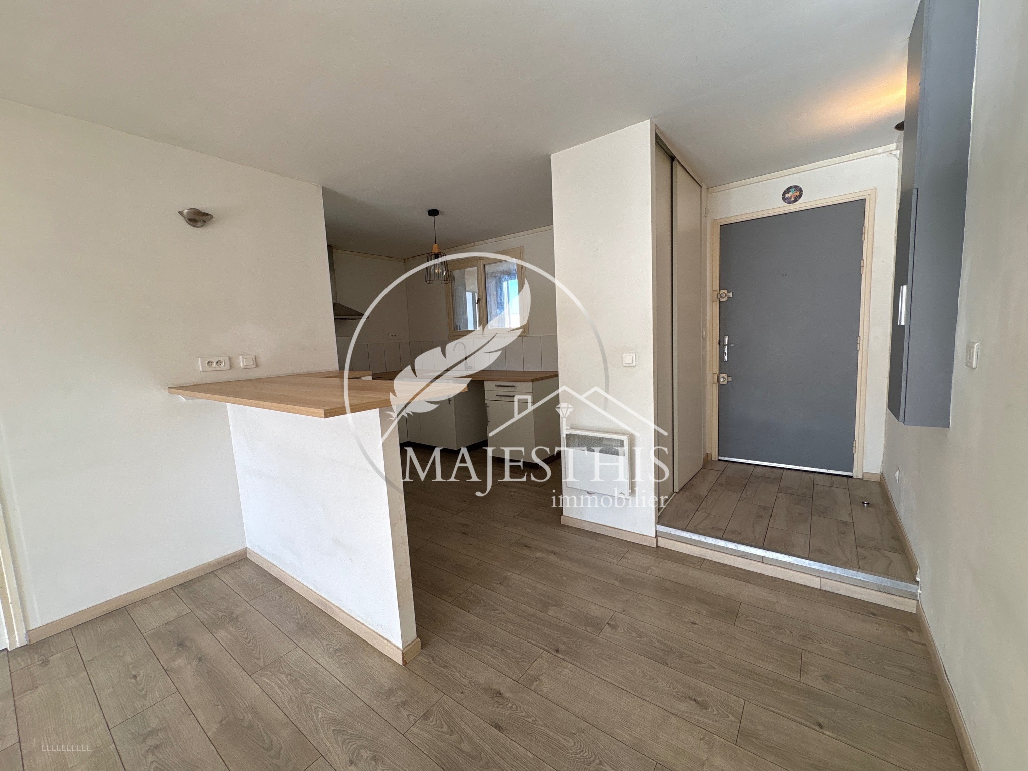 T2 Quartier très commerçant - PROCHE GARE SNCF HYERES - 57 m2 - PARKING PRIVATIF ET BALCON — photo 6