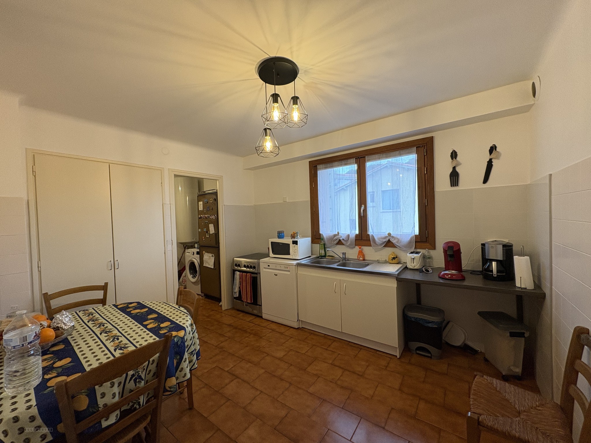 Appartement à vendre à Port vendres : plan de travail avec évier, micro-ondes et appareils électroménagers