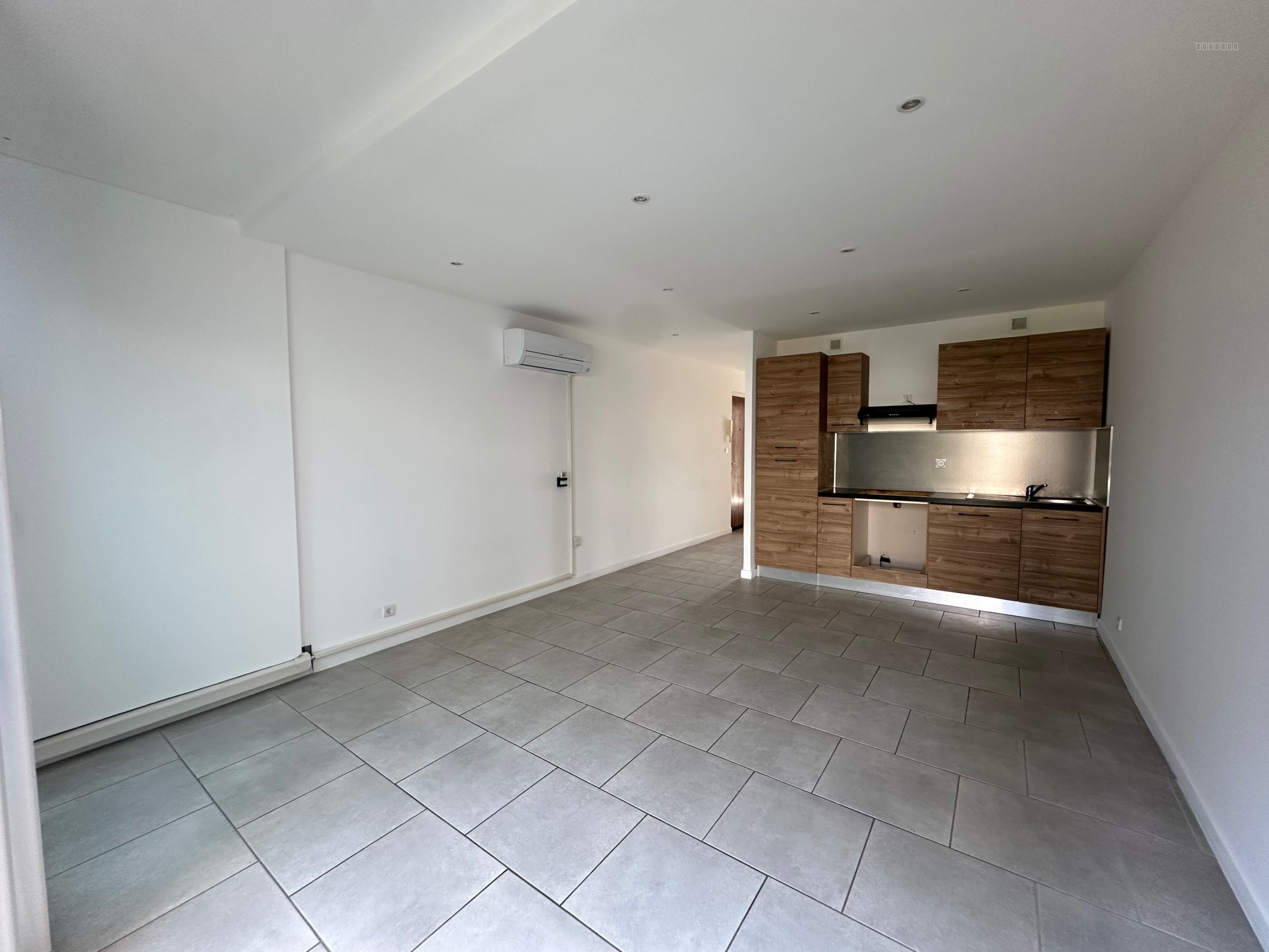 APPARTEMENT T2 - PARKING - SAINT-CYPRIEN (SECTEUR PORT) — photo 3