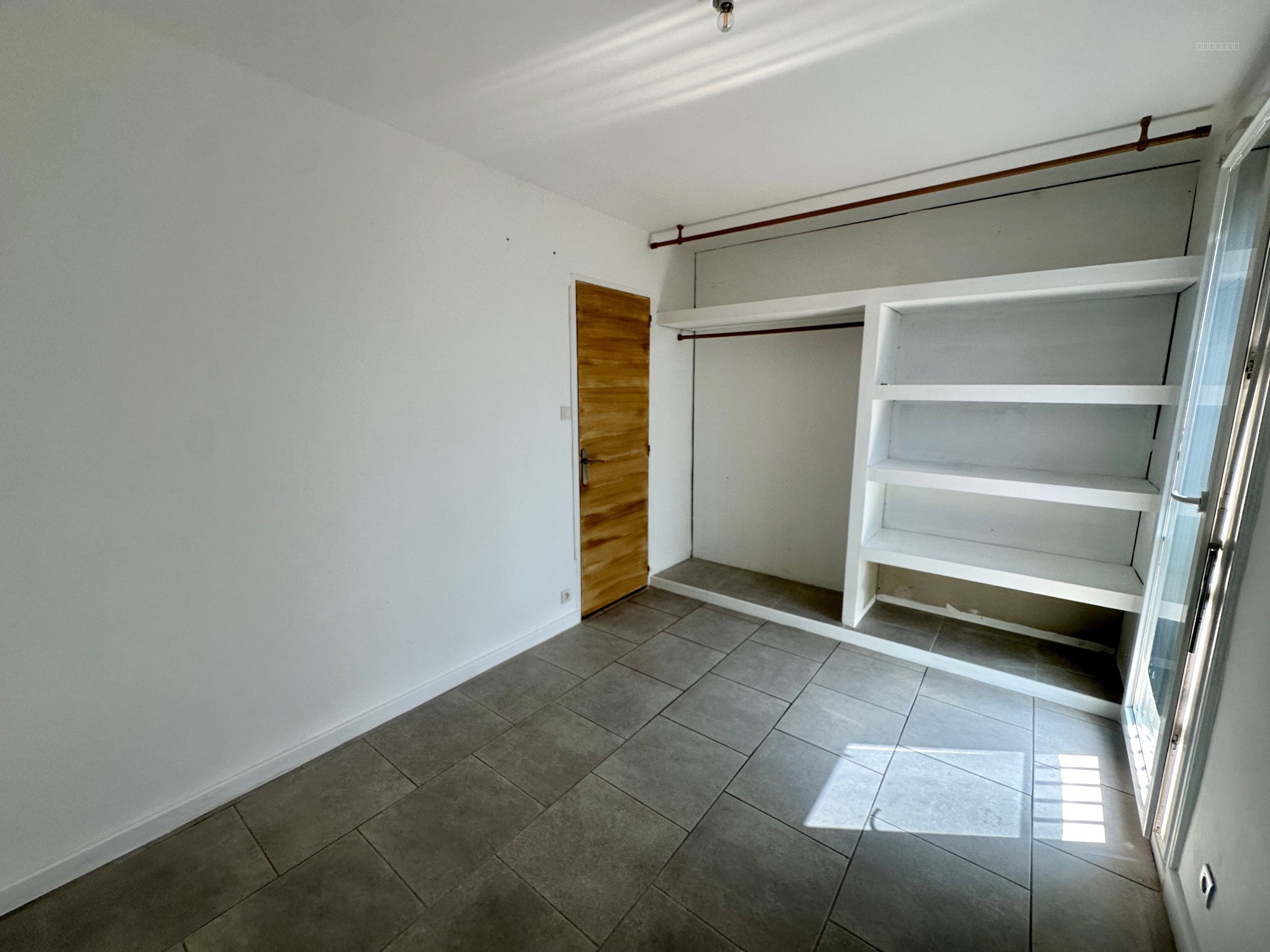 APPARTEMENT T2 - PARKING - SAINT-CYPRIEN (SECTEUR PORT) — photo 5