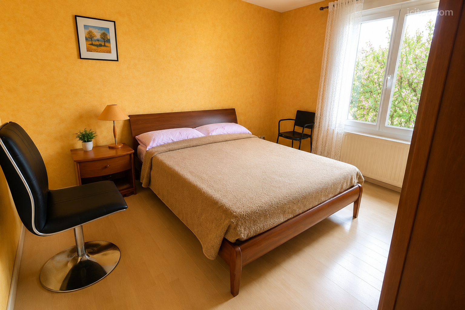 Maison à vendre à Blanquefort : chambre avec lit double, table de chevet, lampe et chaise