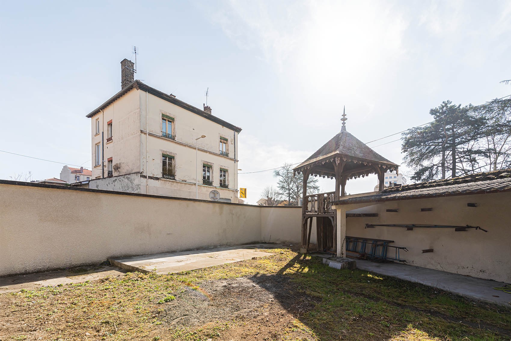 Rare sur Montchat Ensemble immobilier comprenant une maison d’habitation, deux annexes, une cour et un jardin — photo 11