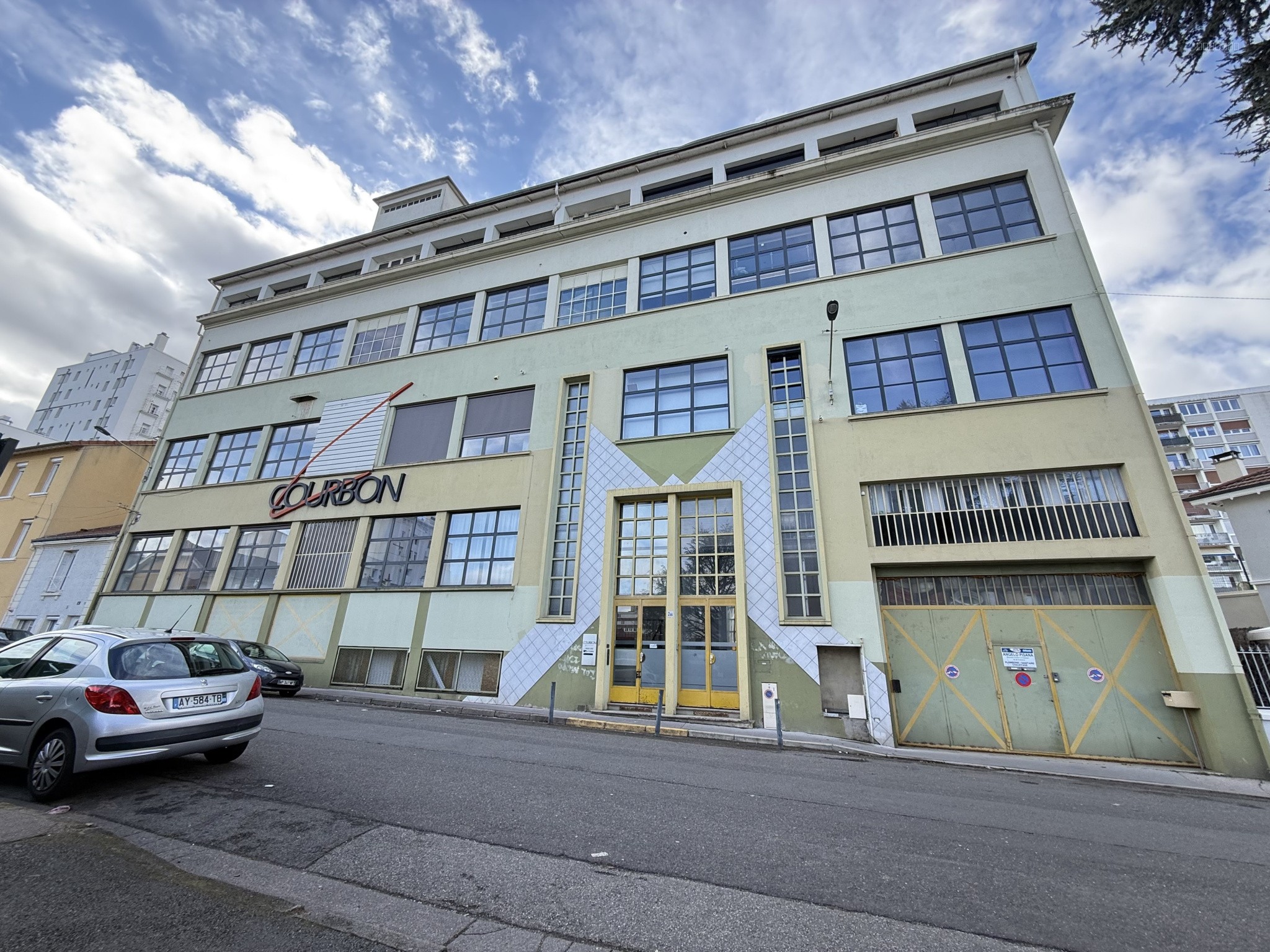 Garage à louer à St etienne, 1 400 m² – photo 1 sur 4