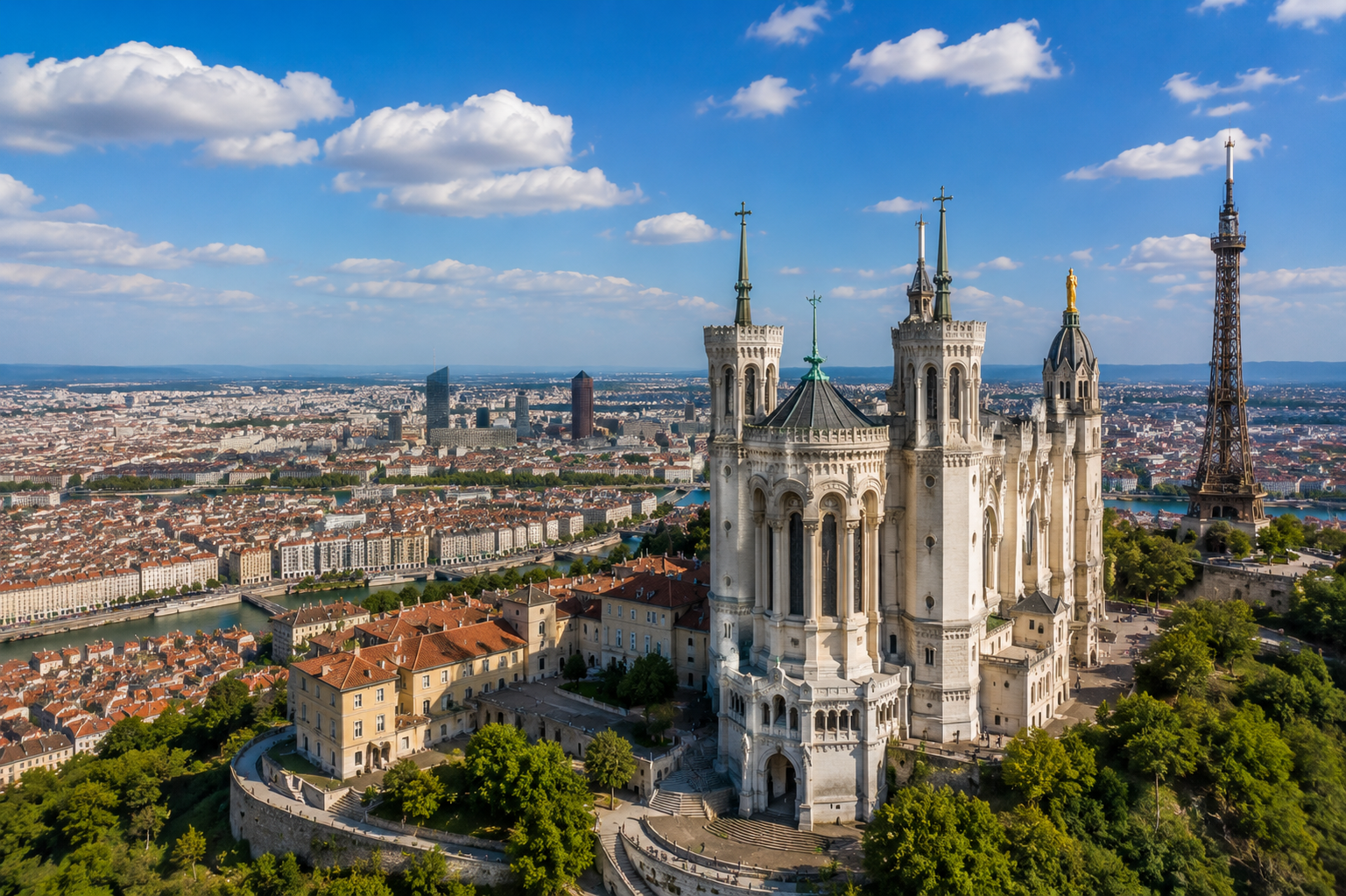 Vieux Lyon et basilique de Fourvière au-dessus de la Saône