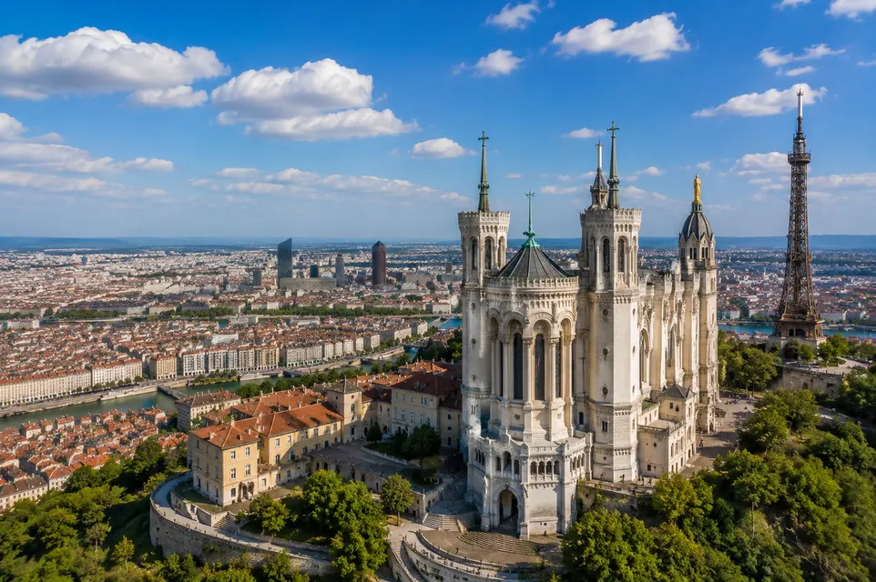 Vieux Lyon et basilique de Fourvière au-dessus de la Saône